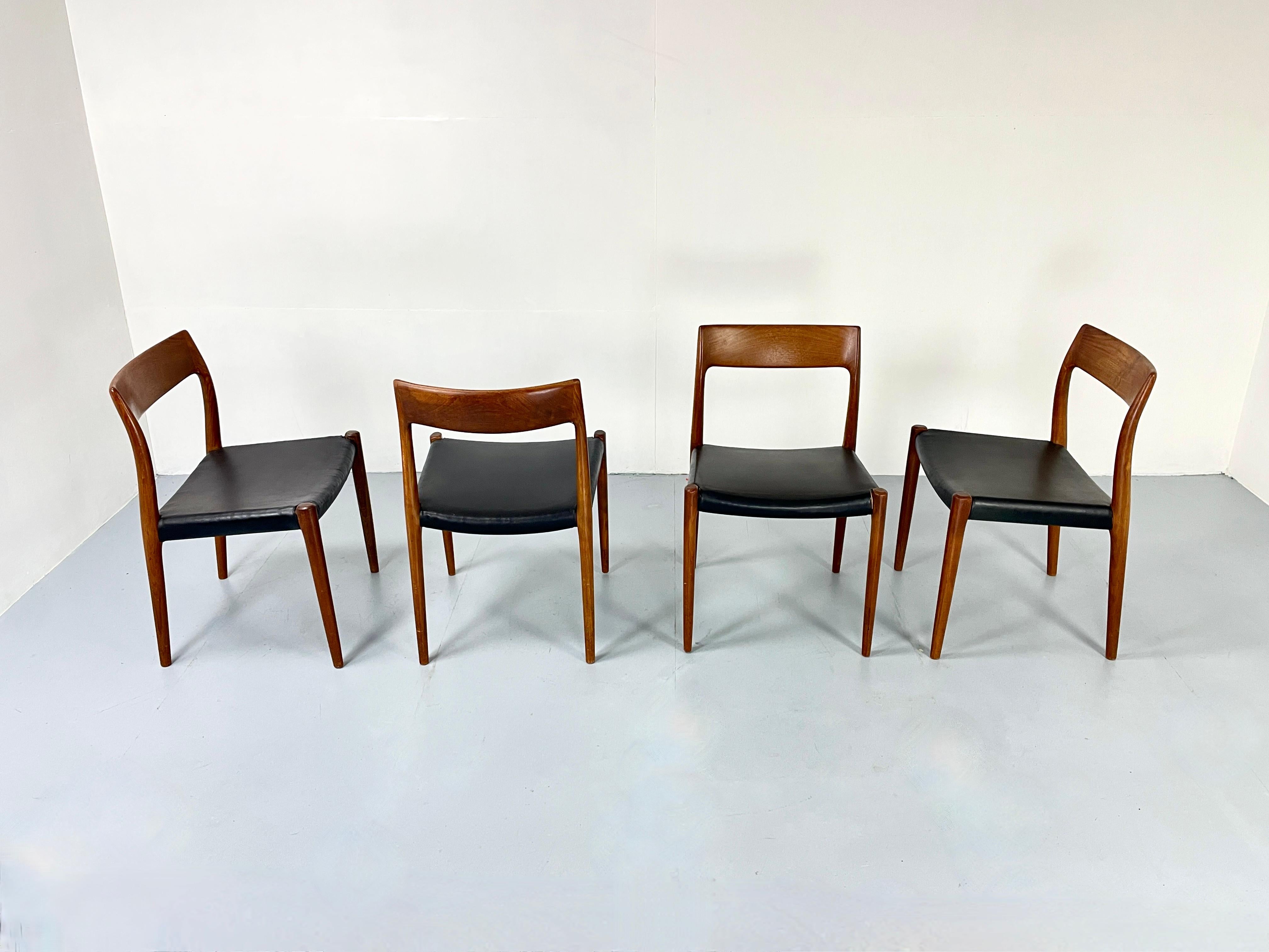 Niels O. Møller Set mit sechs Møller Stühlen Nr. 77 aus Teakholz Made in Denmark (Dänisch) im Angebot