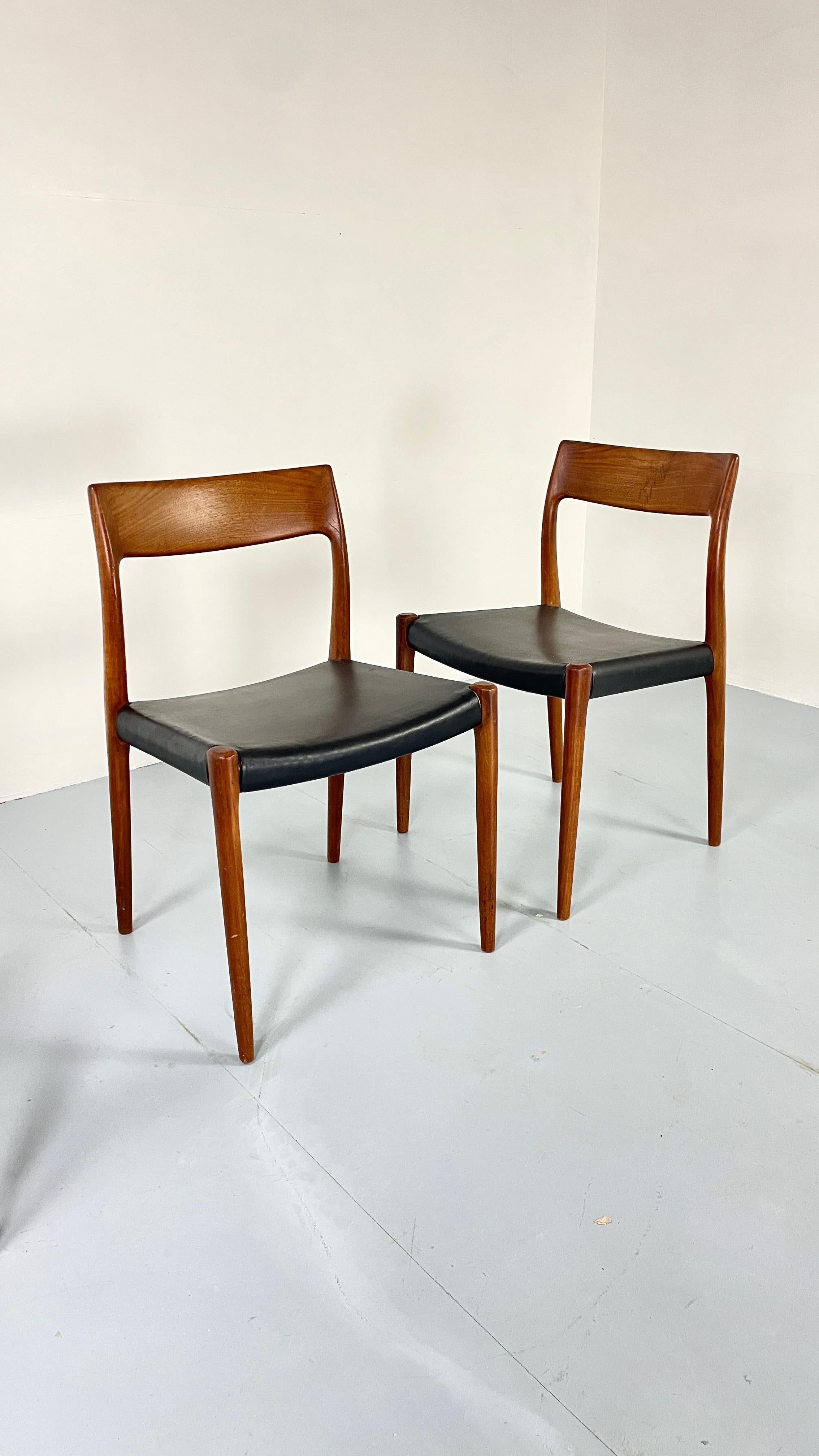 Niels O. Møller Set with Six Møller Chairs No. 77 in Teak Made in Denmark In Good Condition For Sale In Alsdorf, NW