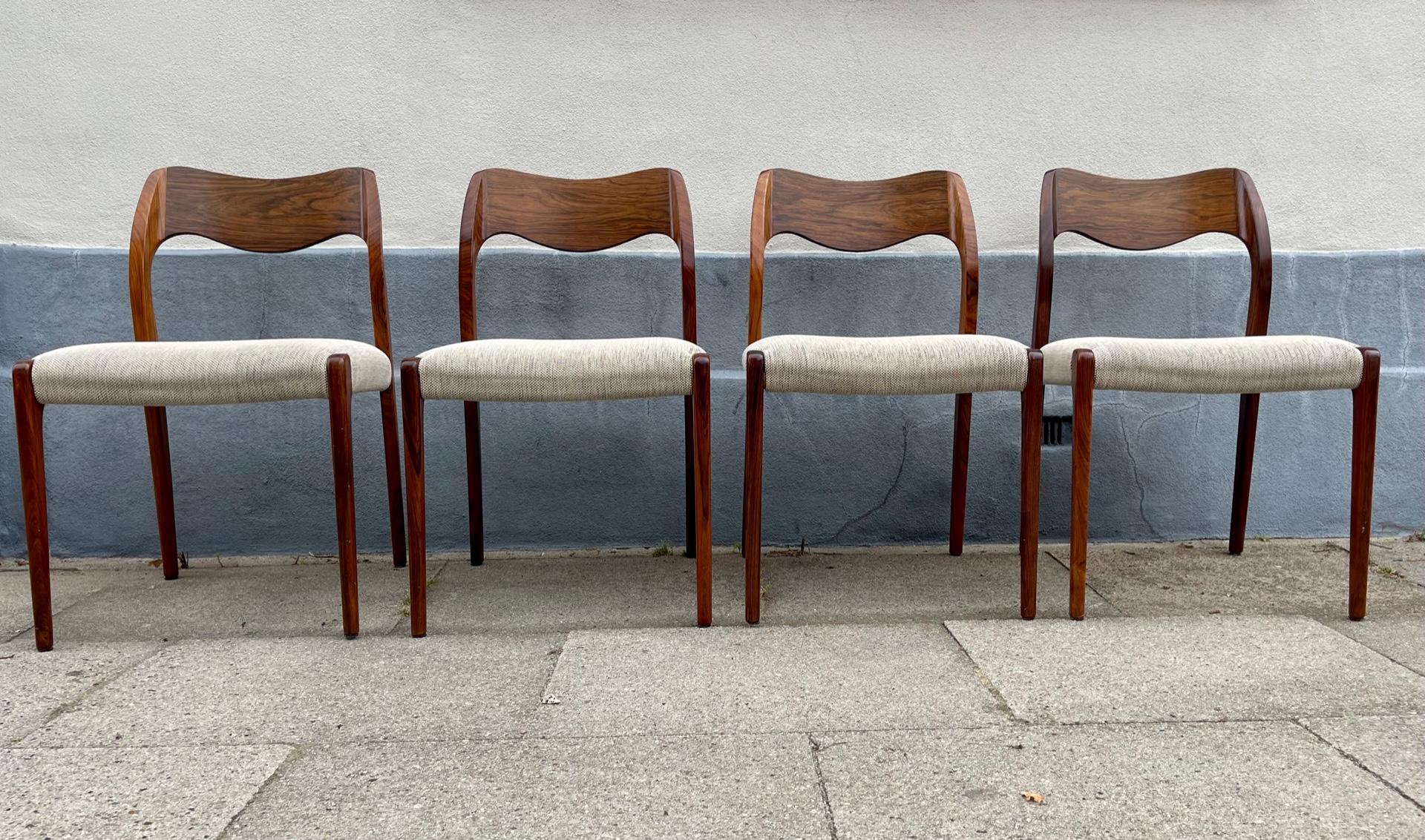 Juego de 4 sillas de comedor de los años sesenta, modelo 71, diseñadas por Niels Otto Møller y fabricadas por J.L. Møllers Møbelfabrik hacia 1960-70. Configuración inusual con respaldos de nogal. Recientemente tapizada con lana Hallingdal de color