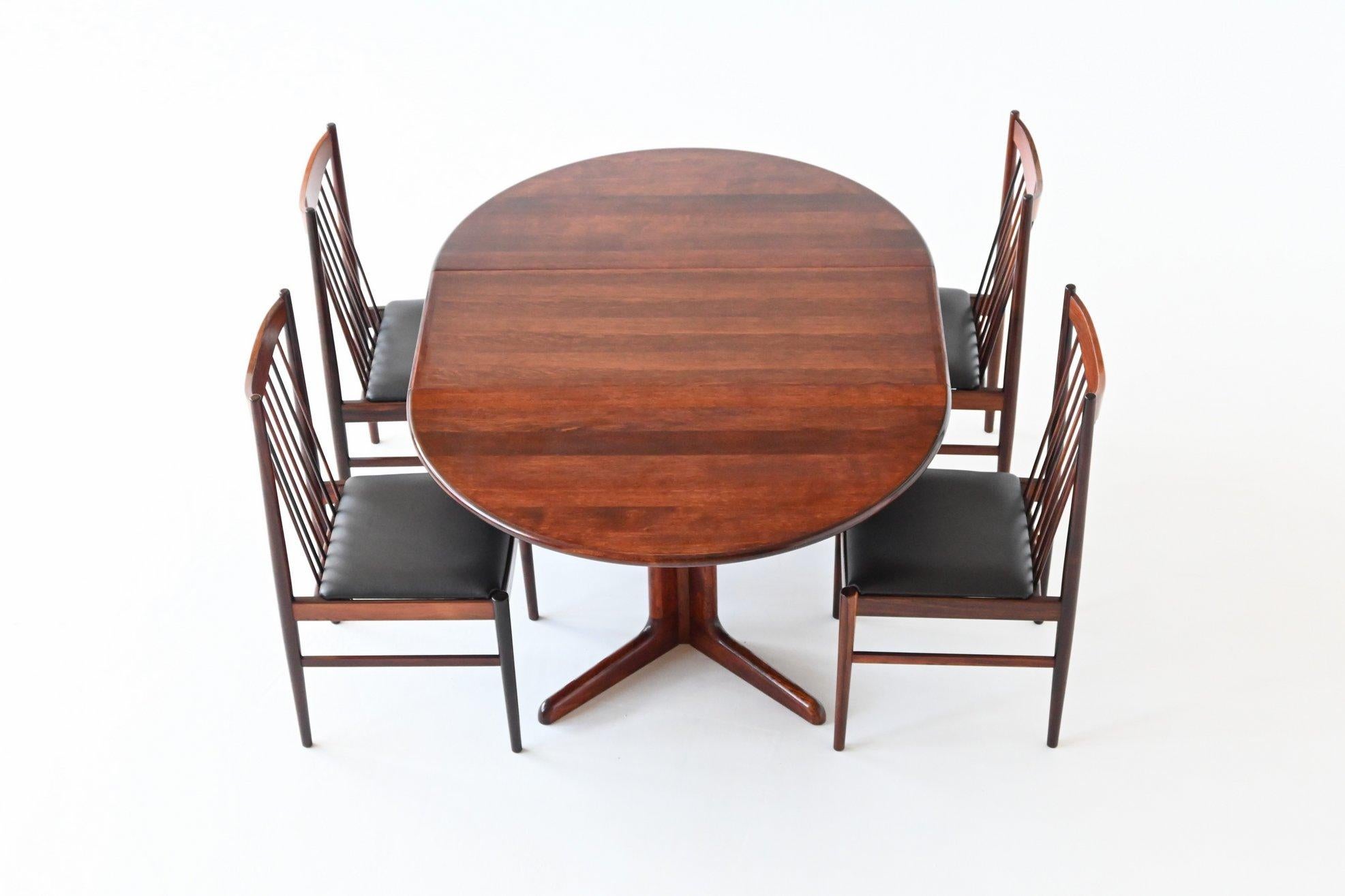 Very nice and well-crafted extendable dining table model 5884 designed by Niels Otto Moller for Gudme Mobelfabrik, Denmark 1960. This table is made of stained oak wood and has an very nice grain. It can be extended from 120 cm round to 170 cm oval