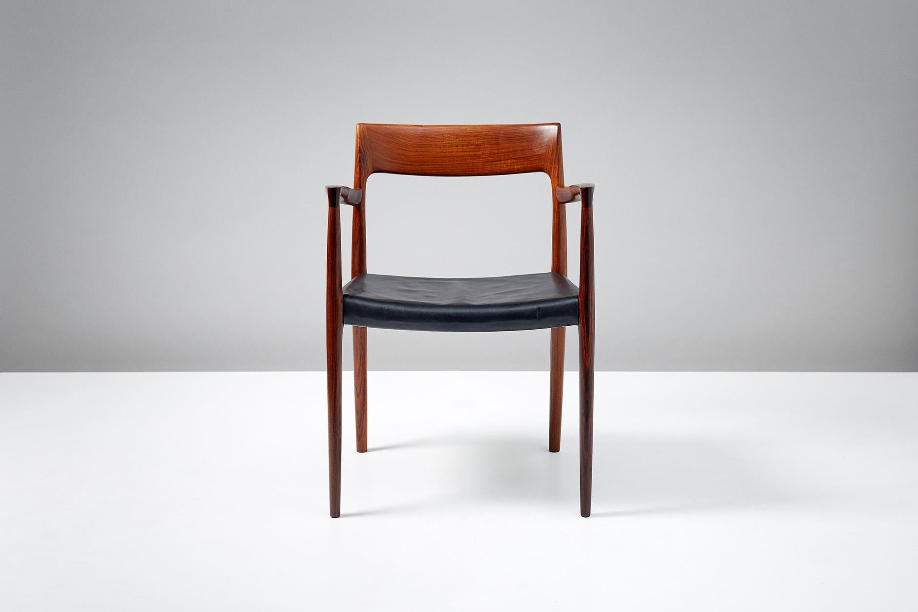 Niels O. Moller

Stuhl Modell 57 

Sessel aus massivem Palisanderholz, hergestellt von J.L. Moller Mobelfabrik, Dänemark, 1959. Originaler, patinierter schwarzer Ledersitz.

Maße: H 77 cm / T 50 cm / B 55 cm / SH 44 cm.