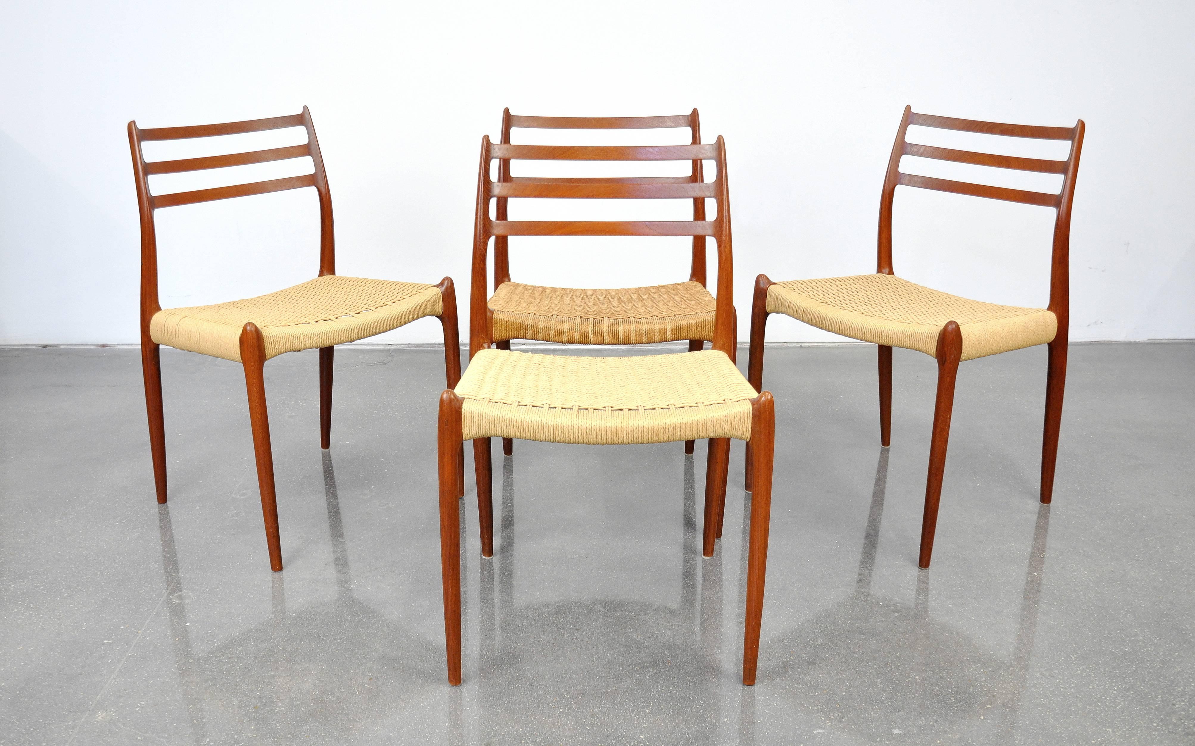 Ensemble de quatre chaises de salle à manger Mid-Century Danish Modern conçues en 1962 par Niels Otto Moller pour J.L. Møllers Møbelfabrik au Danemark. Dans leur état d'origine:: avec une couleur et une patine riches:: ils présentent un cadre en