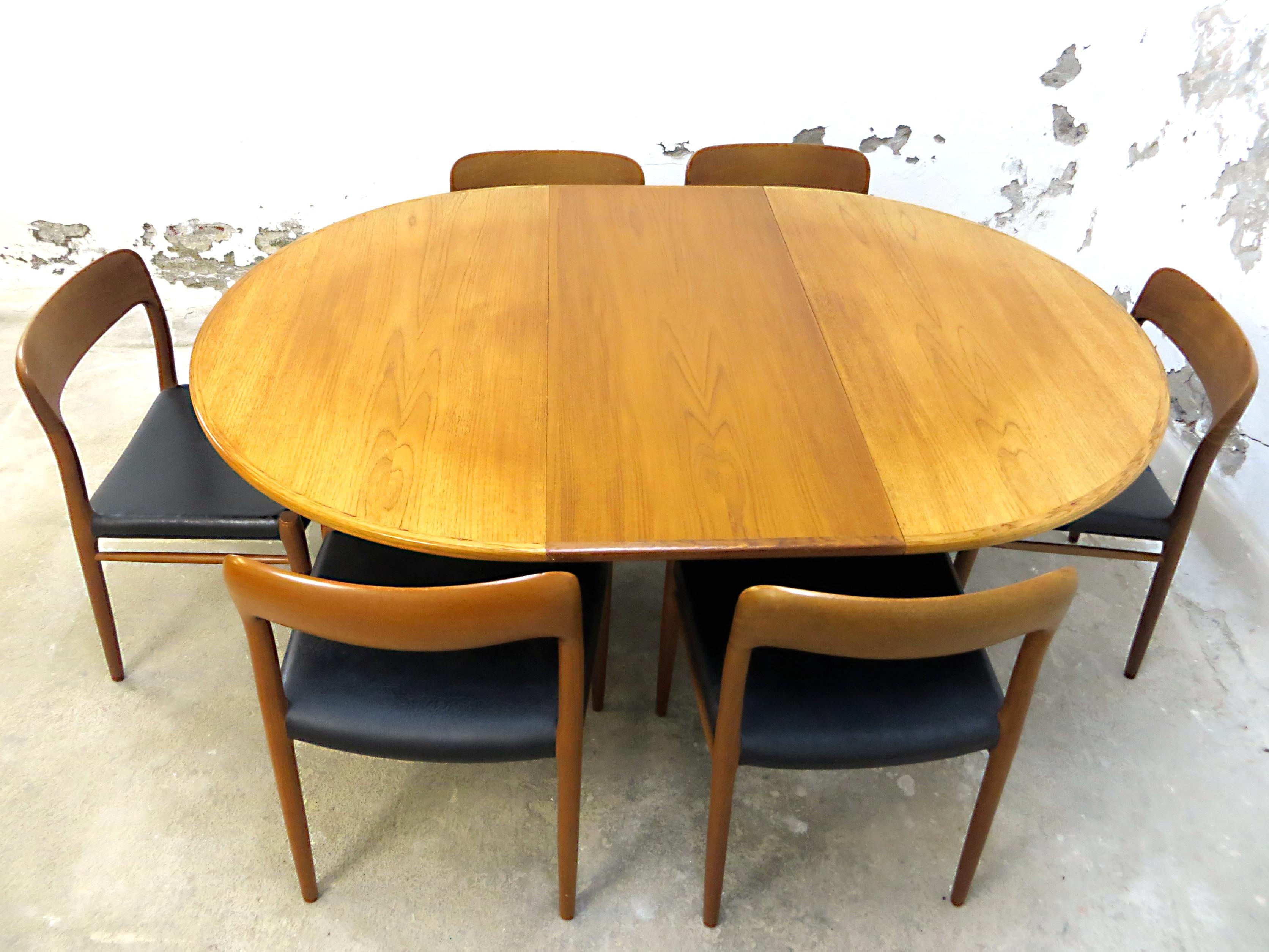 
This vintage mid-century dining room design classics set includes 6 chairs produced by J.L Möllers and a extendable table by Gudme Denmark , both objects are designed by Niels Otto Möller in the late 1950s to 1960s . Special features are the