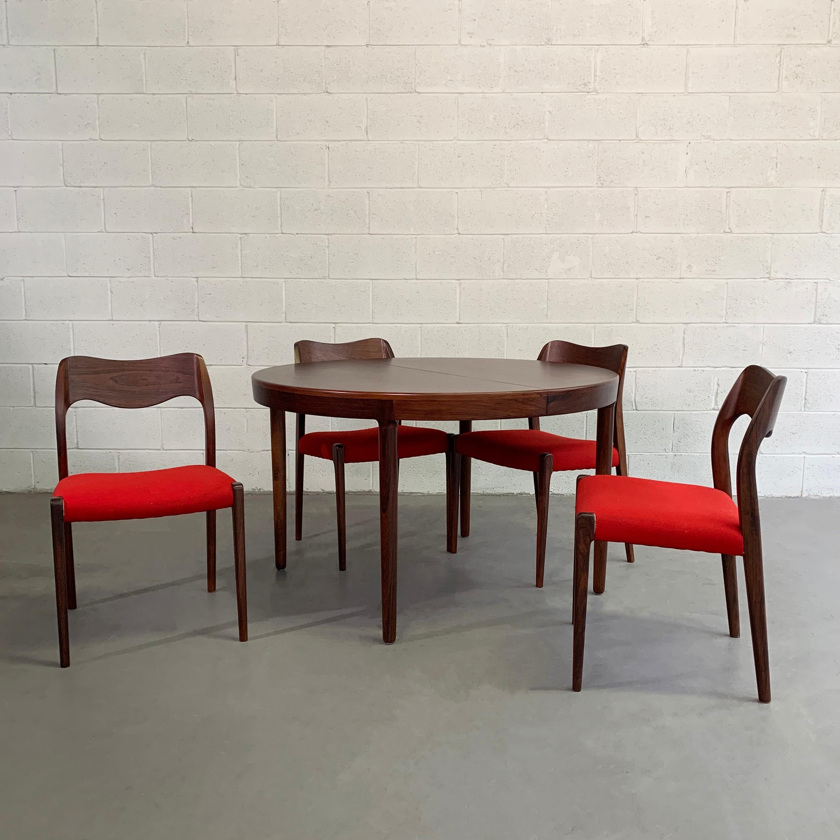Niels O Moller Round Rosewood Extension Dining Set In Good Condition In Brooklyn, NY
