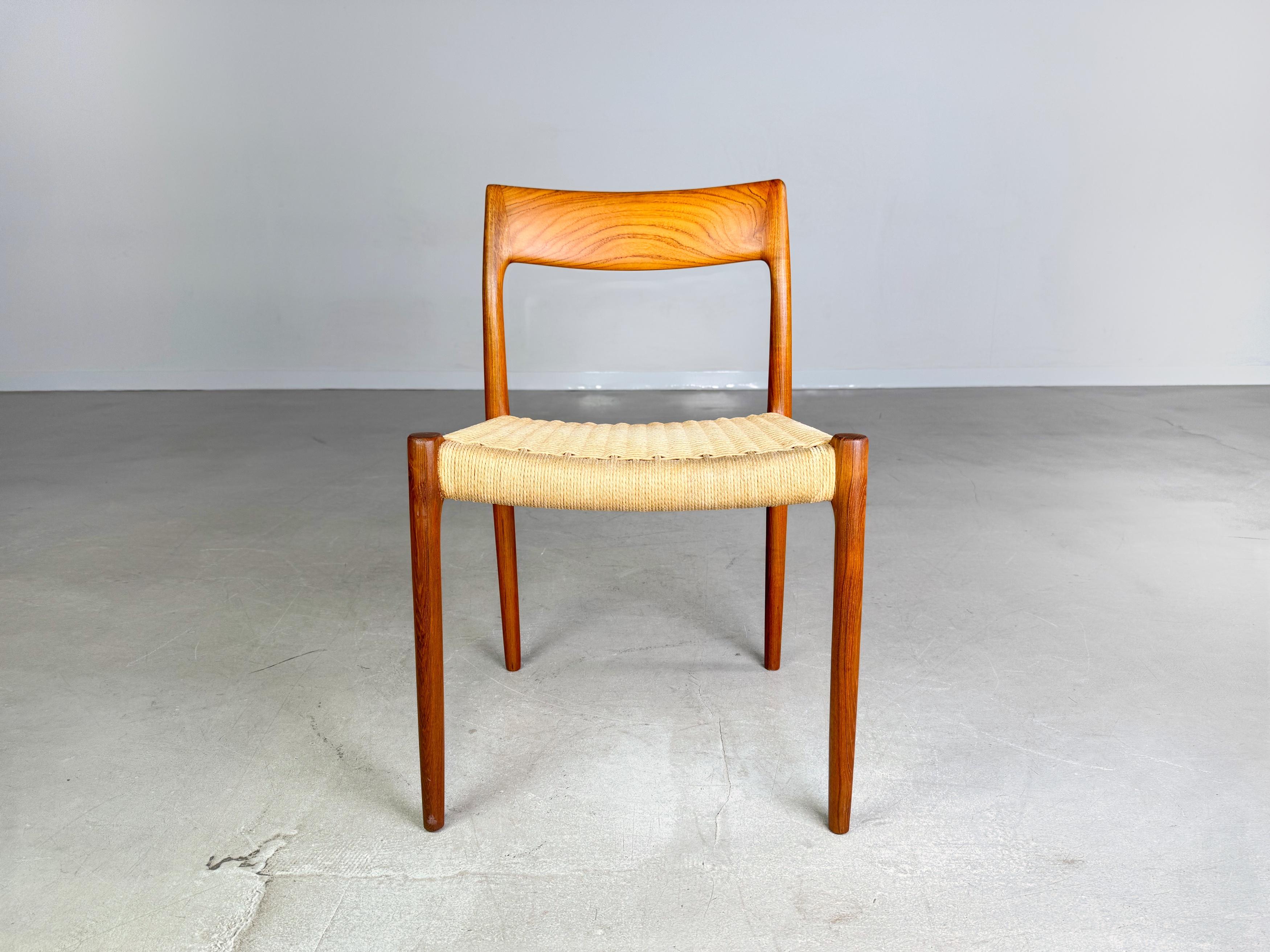 Niels O Moller Stuhl modèle 77 J.L. Møllers Møbelfabrik teck Bon état - En vente à Berlin, DE