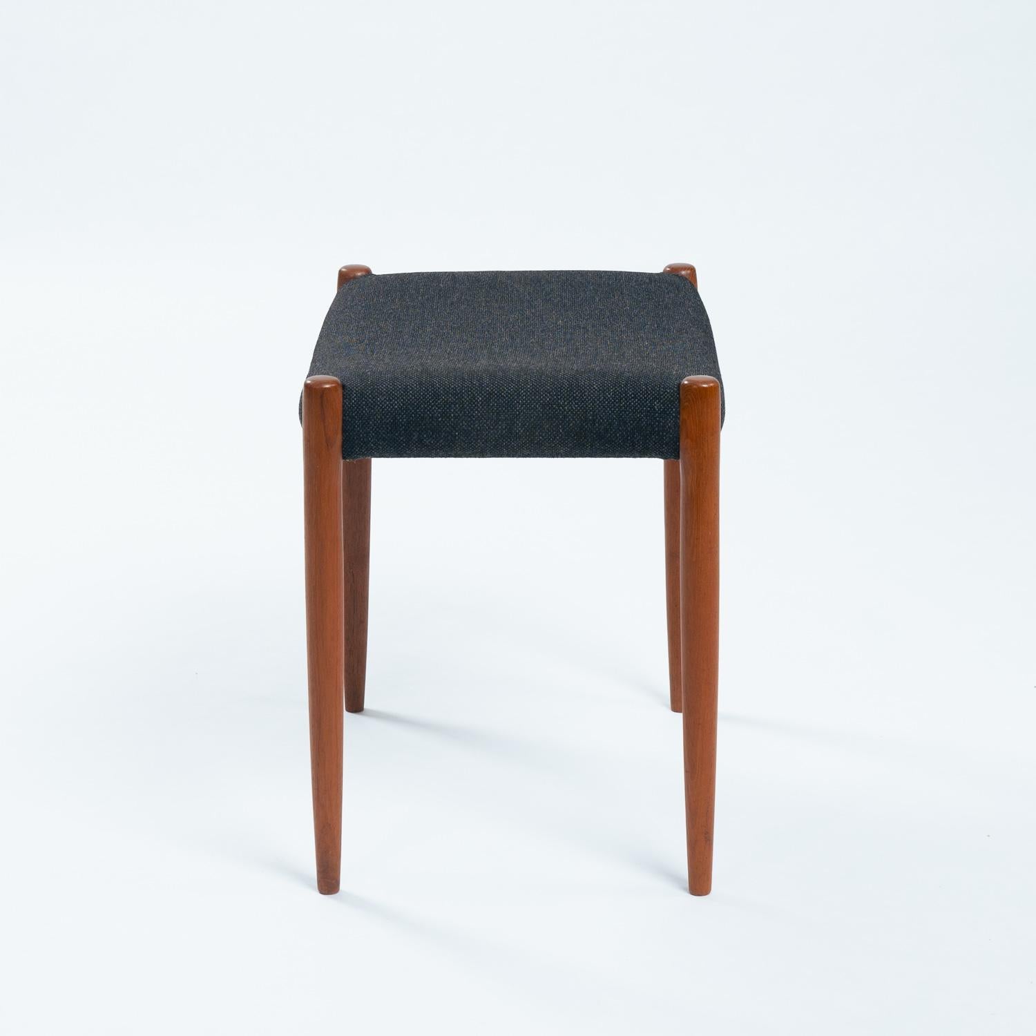 Niels O Moller teak stool 80a with black wool fabric, Denmark, 1960s In Excellent Condition For Sale In Zevenaar, NL