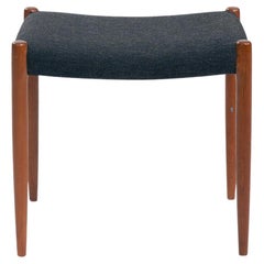 Taburete 80a de teca con tela de lana negra, Niels O Moller, Dinamarca, años 60