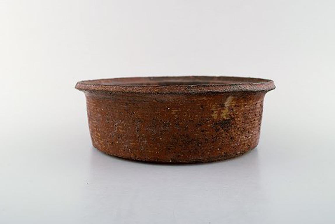 Niels Oluf 'Jeppe' Thorkelin-Eriksen (1926-1981). Danish potter. 2 unique bowls in raku burned clay. Raw glaze in earth shades. 1960s-1970s.
In good condition.
Signed.
Largest measures: 19 x 9 cm.
Provenance: Ceramist Gunver Bild Sørensen's