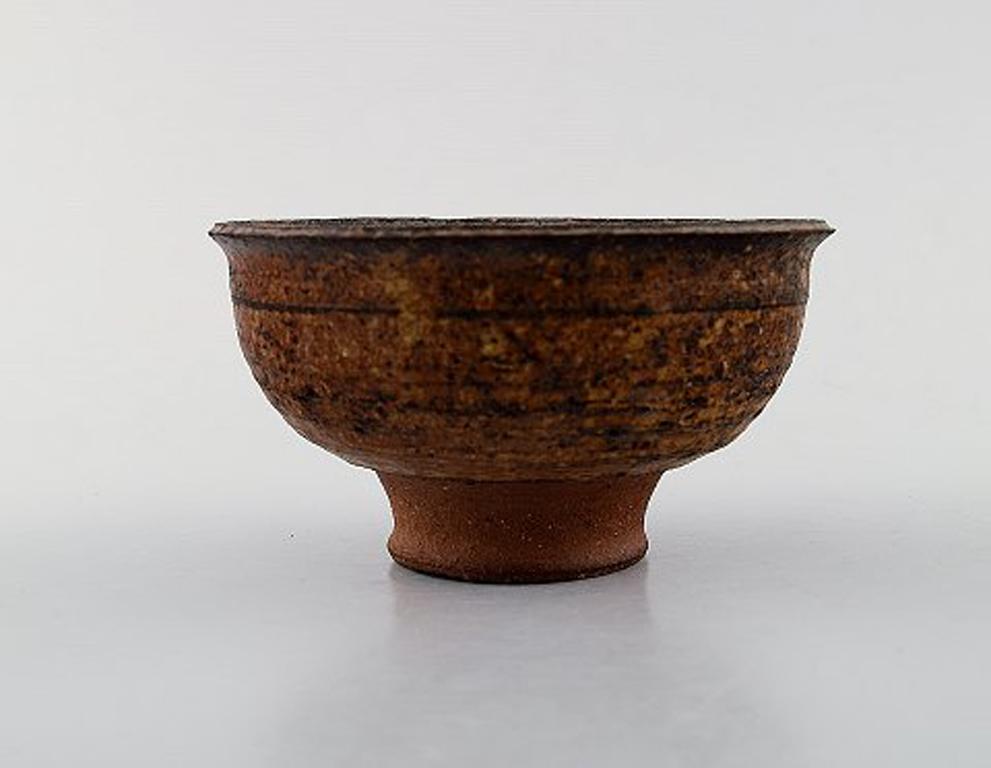 Niels Oluf 'Jeppe' Thorkelin-Eriksen (1926-1981). Danish potter. 3 unique bowls in raku burned clay. Raw glaze in earth shades. 1960s-1970s.
In good condition.
Signed.
Biggest measures: 12.5 x 5.5 cm.
Provenance: Ceramist Gunver Bild Sørensen's