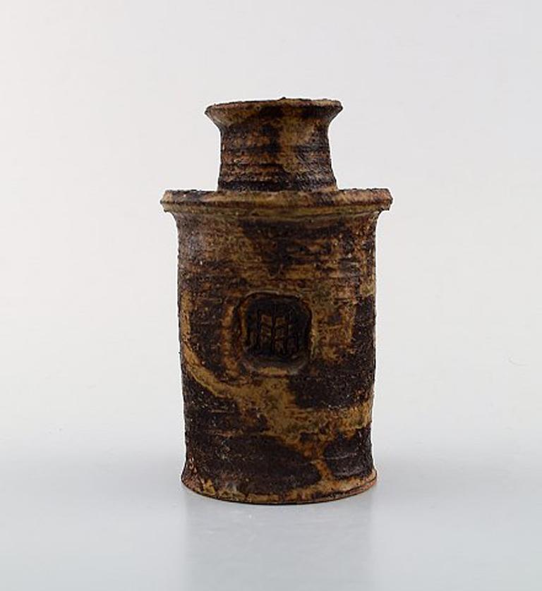 Niels Oluf 'Jeppe' Thorkelin-Eriksen (1926-1981). Danish potter. 3 unique vases in raku burned clay. Raw glaze in earth shades, 1960s-1970s.
In good condition.
Signed.
Largest measures: 13.5 x 10.5 cm.
Provenance: Ceramist Gunver Bild Sørensen's