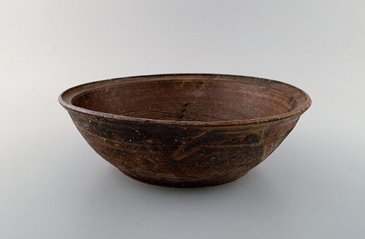 Niels Oluf 'Jeppe' Thorkelin-Eriksen (1926-1981). Danish potter. Unique bowl in raku burned clay with abstract motif. Raw glaze in earth shades, 1960s-1970s.
In good condition.
Signed.
Biggest measures: 10 x 8 cm.
Provenance: Ceramist Gunver