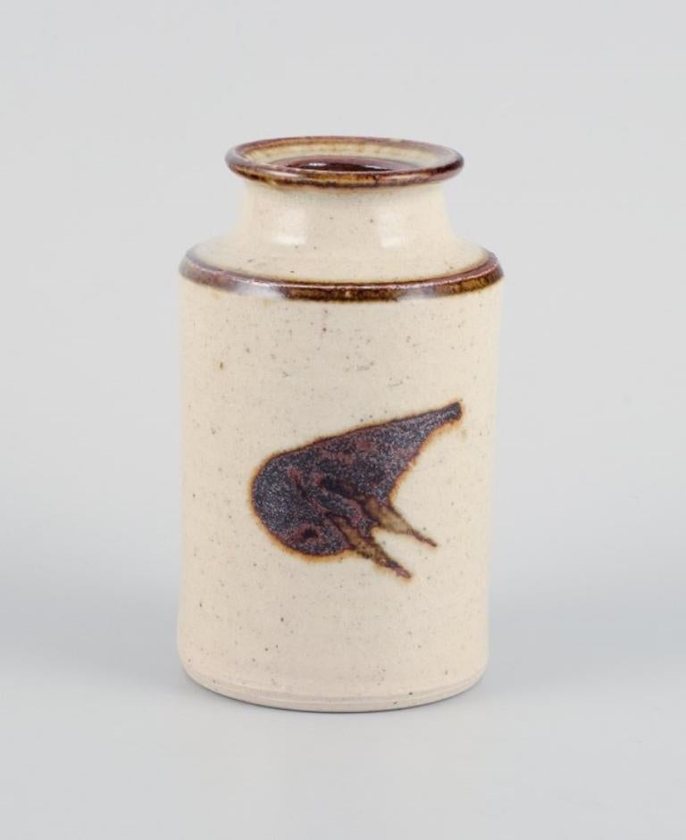 Niels Oluf Thorkelin Eriksen, ceramista danese.
Due vasi unici con motivi astratti in tonalità sabbia e marrone.
1970s.
Firmato.
In perfette condizioni.
Altezza massima: 12,8 cm x P 7,5 cm.