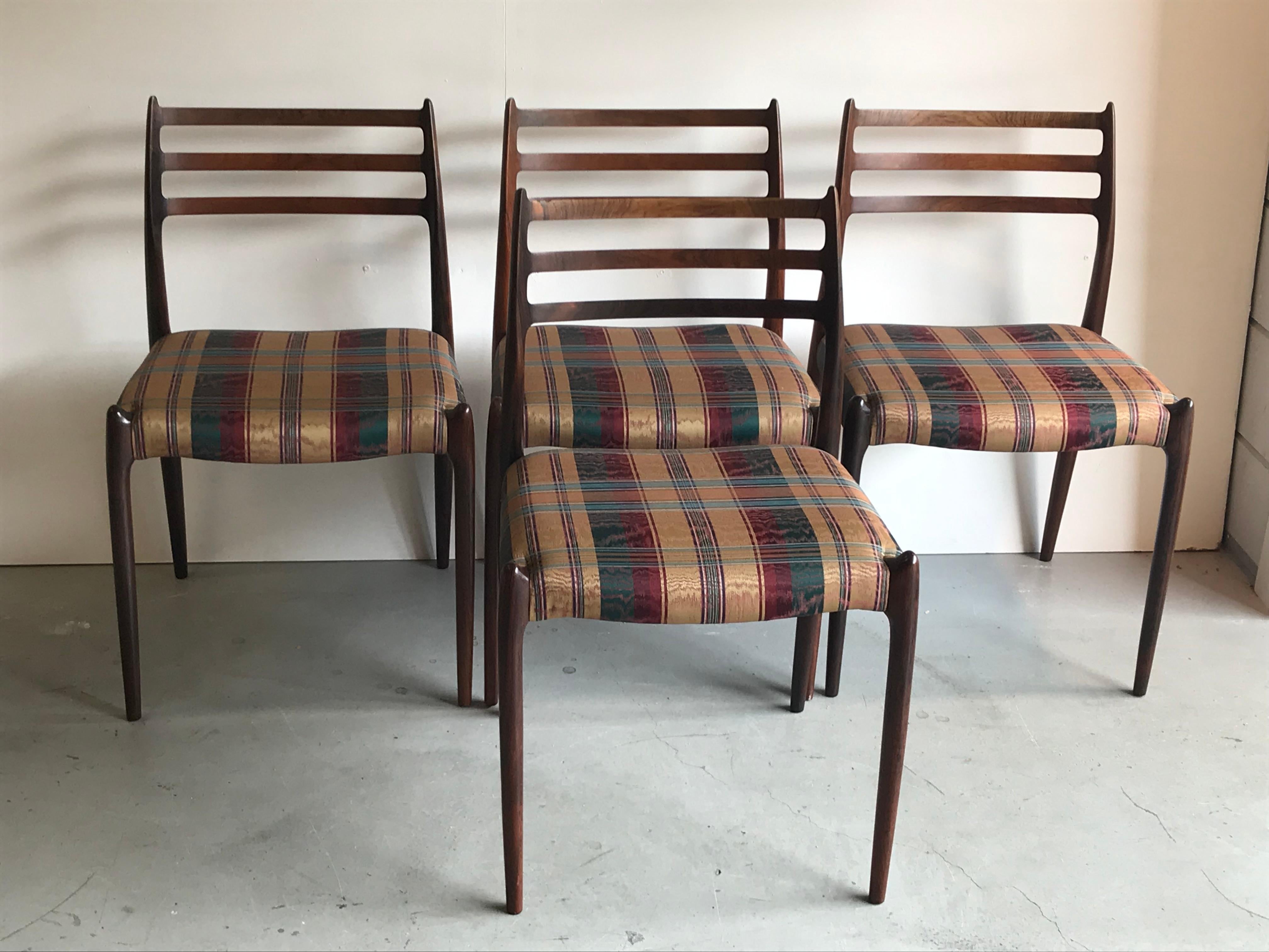 4 Stühle aus Palisanderholz Modell Nr.78 entworfen von Niels O.Moller für J.L Moller
Die Stühle sind in gutem Originalzustand.