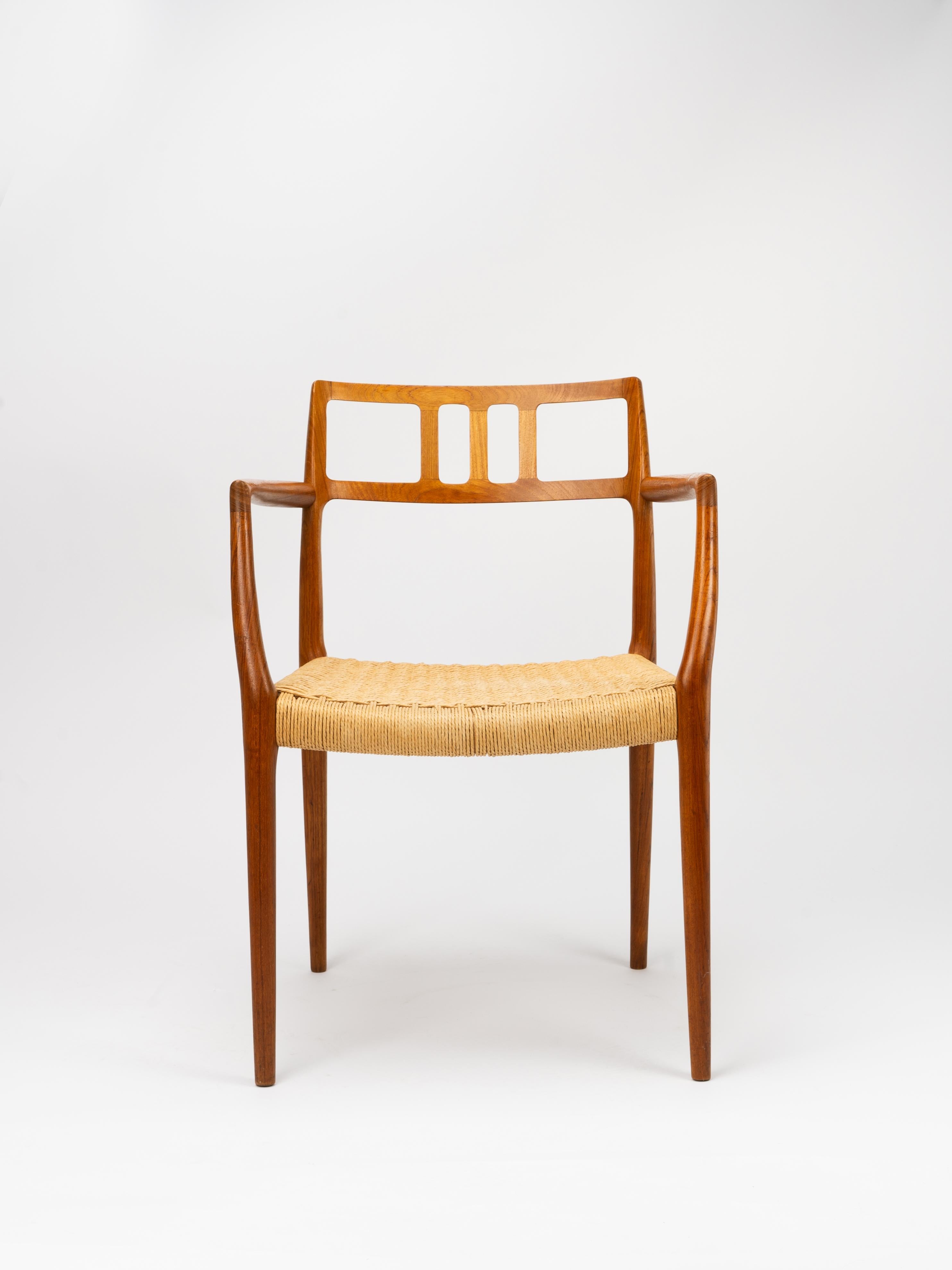 Si tratta di una sedia dal design splendido realizzata da Niels Otto Moller per J.L. Mollers Mobelfabrik. Rifinita in teak, questa poltrona faceva originariamente parte di un set da pranzo. Riconosciuta per la sua struttura scultorea e per la corda