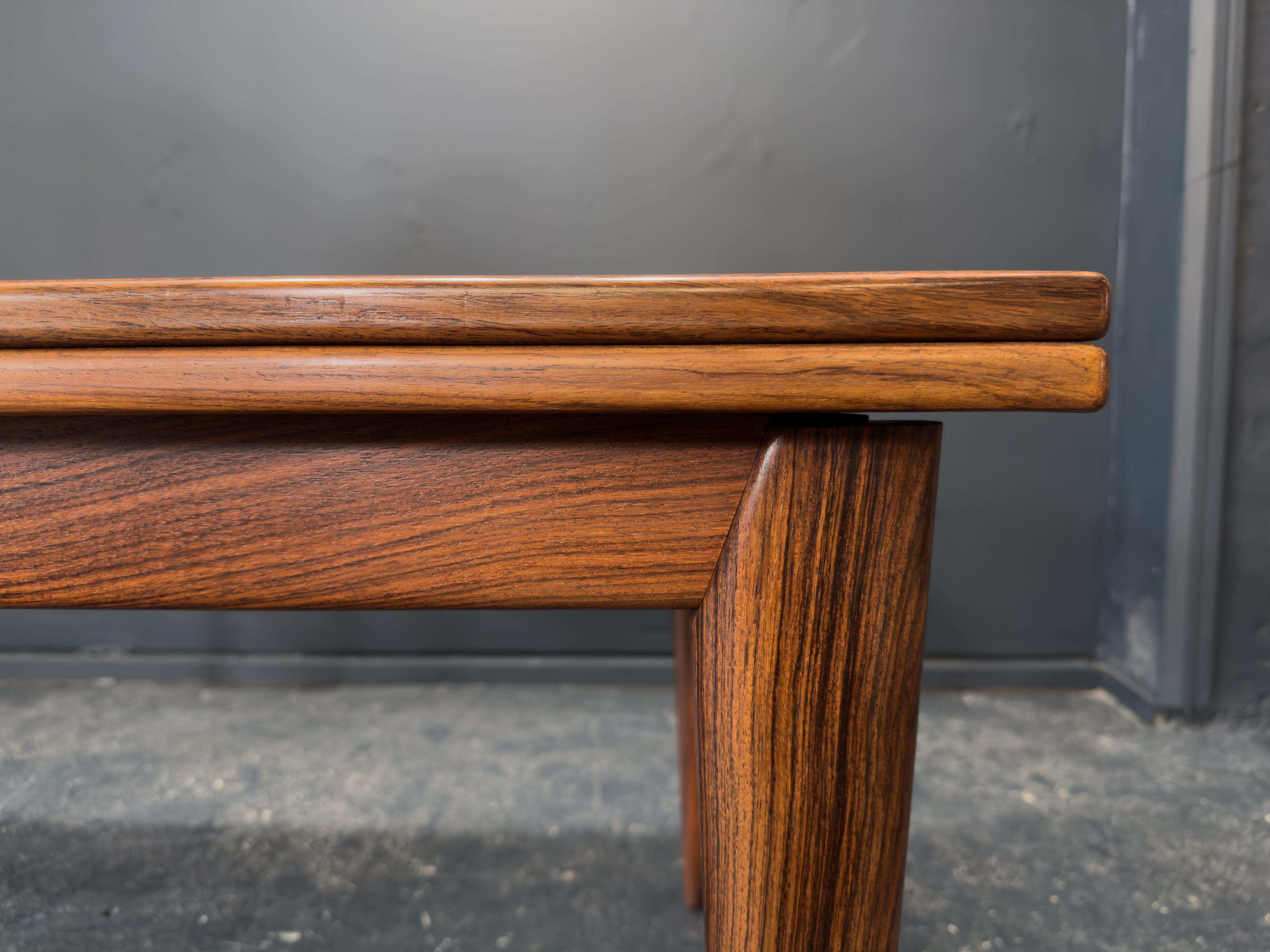 Bois Niels Otto Møller 254 Table de salle à manger à rallonge en vente