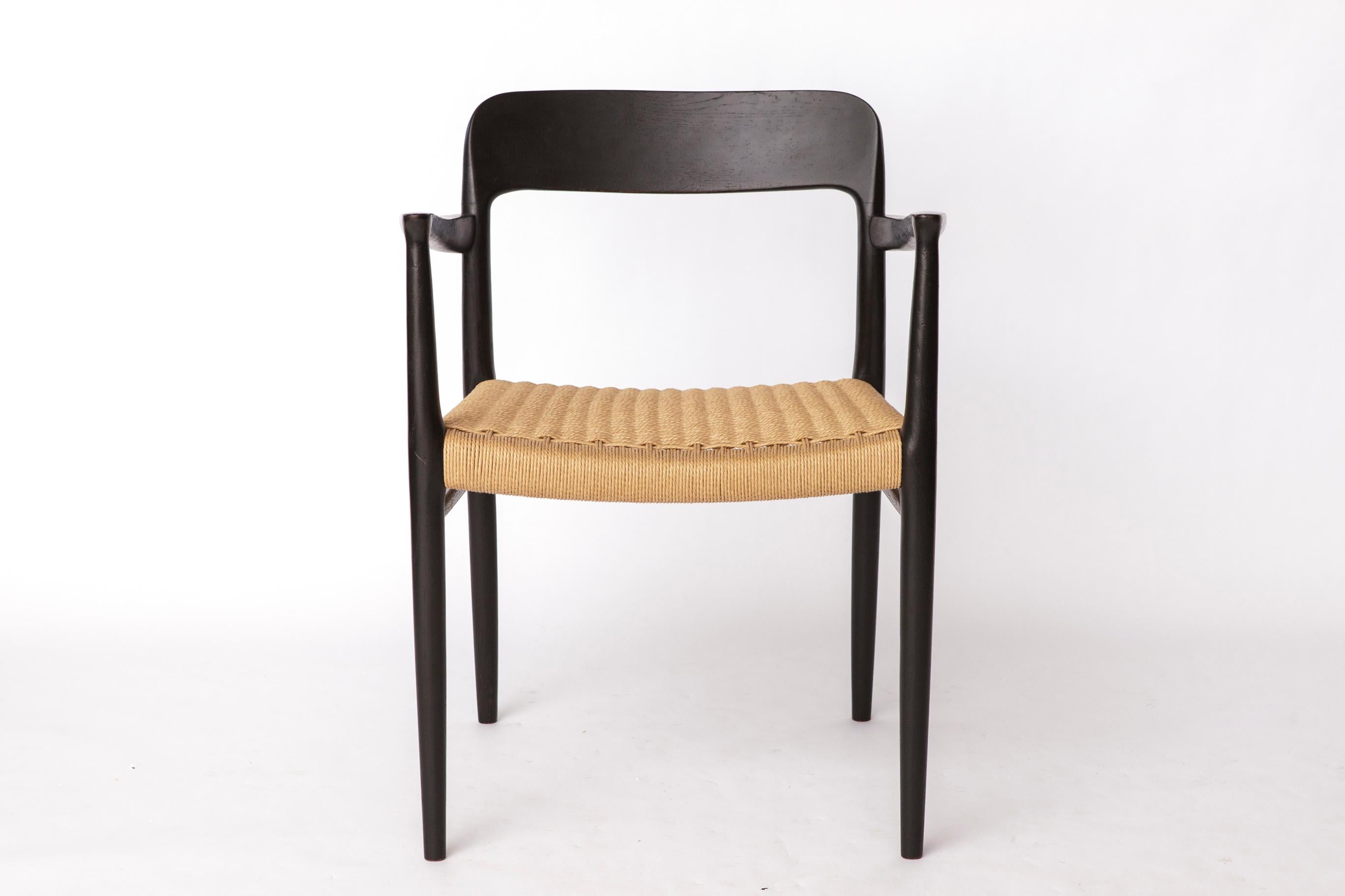 Fauteuil Niels Otto Møller - Finition noire - Modèle 56
Seulement 1 fauteuil disponible.
Disponible en option avec 4 chaises d'appoint assorties (modèle 75, sans accoudoirs) - voir les dernières photos. L'ensemble complet fait l'objet d'une annonce