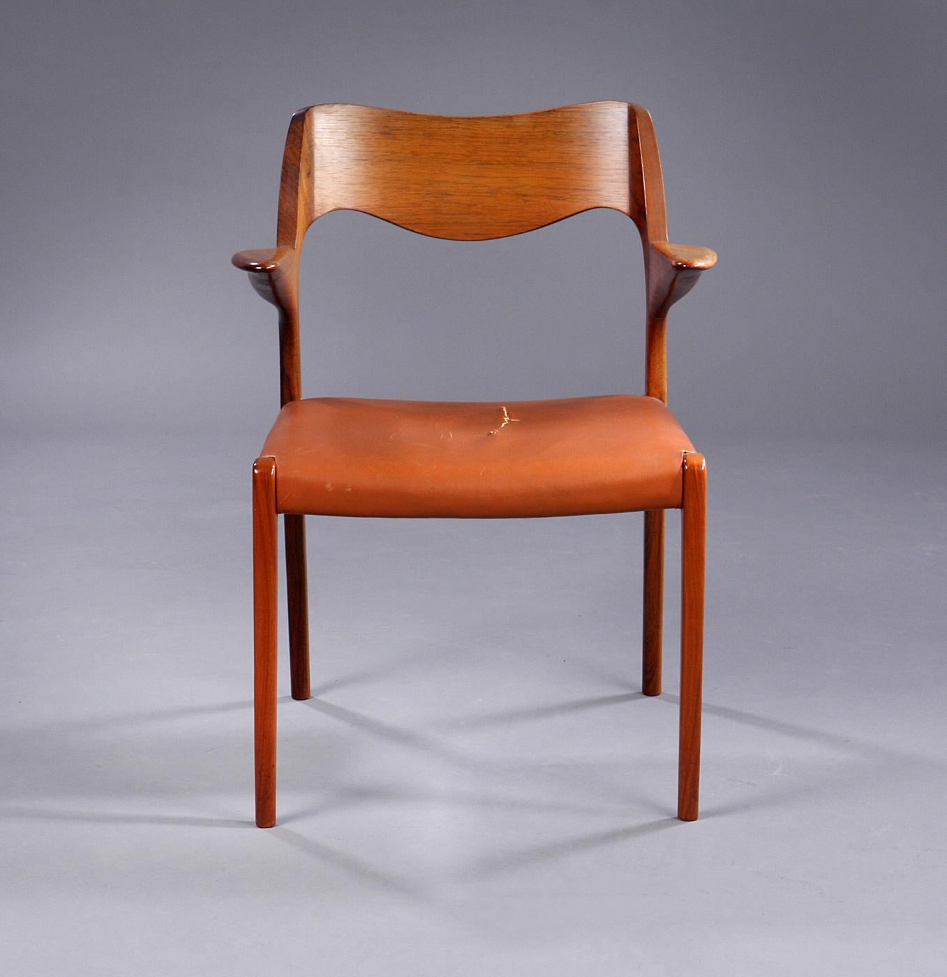 Solid hard wood frame, seat leather upholstered, model 55. Designed in 1951 By Niels Otto Møller and produced by J. L. Møllers Møbelfabrik.
Used but still in a perfect condition damaged seat but it will replaced free of charge in leather or fabric