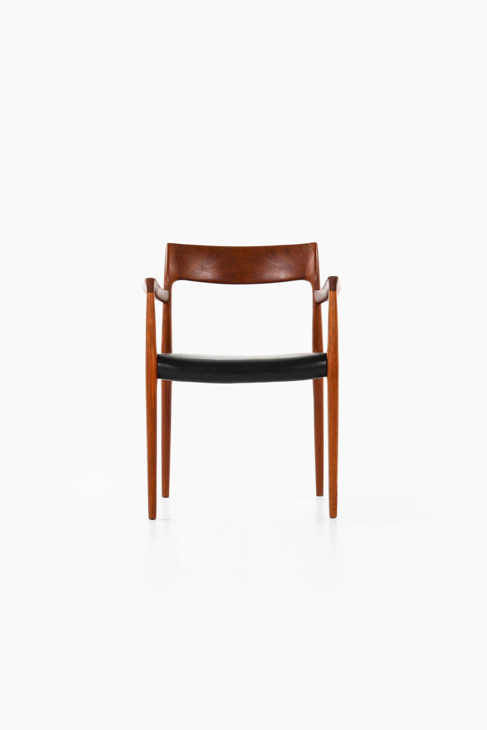 Rare fauteuil modèle 57 conçu par Niels Otto Møller. Produit par J.L Møllers Møbelfabrik au Danemark.