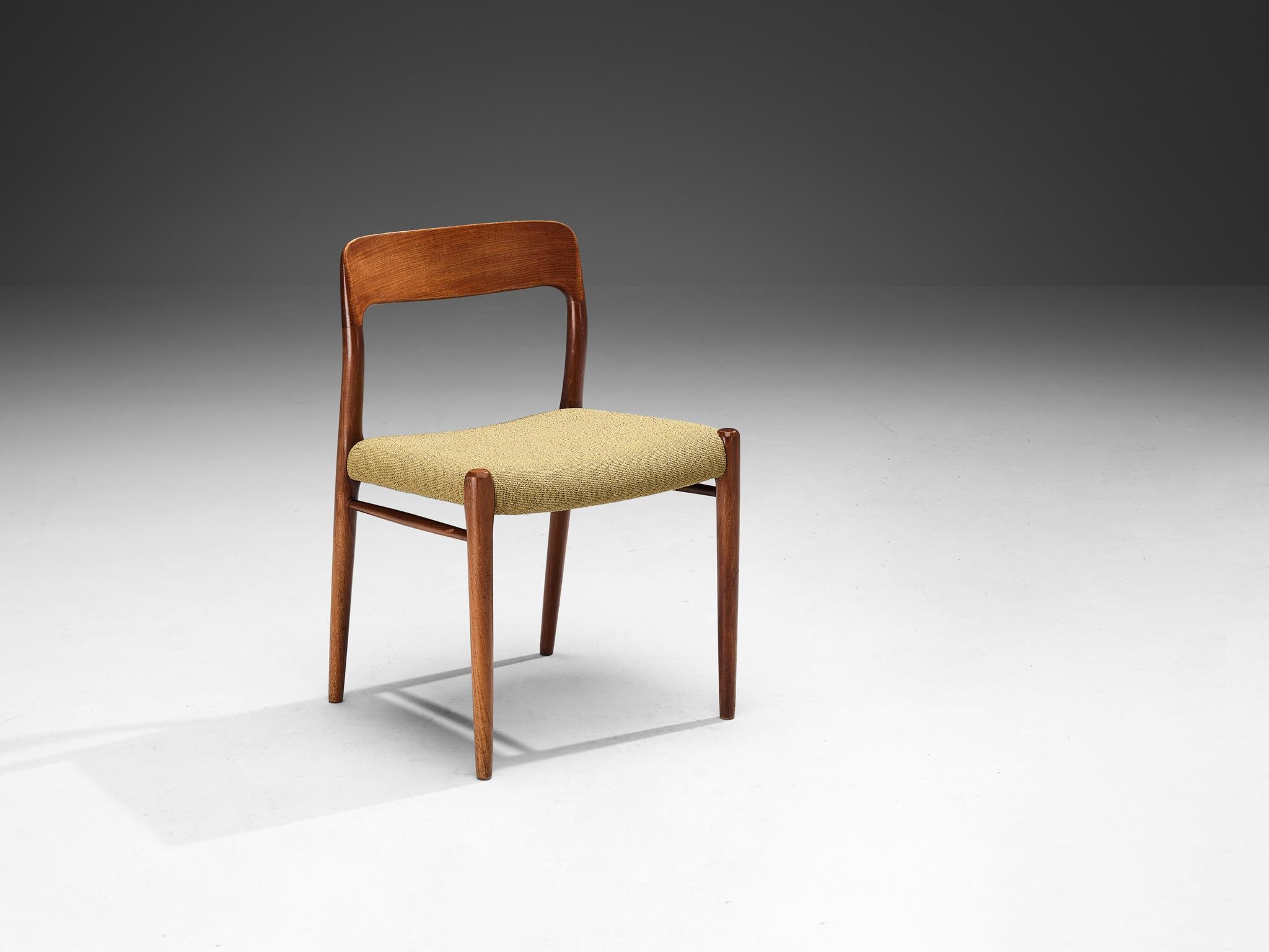 Niels Otto Møller für J.L. Møllers Møbelfabrik, Esszimmerstuhl, Modell '75', Teakholz, Stoff, Dänemark, 1954

Der stromlinienförmige Esszimmerstuhl Modell 75 des dänischen Meisters Niels Otto Møller ist der Inbegriff von Eleganz und Schlichtheit.