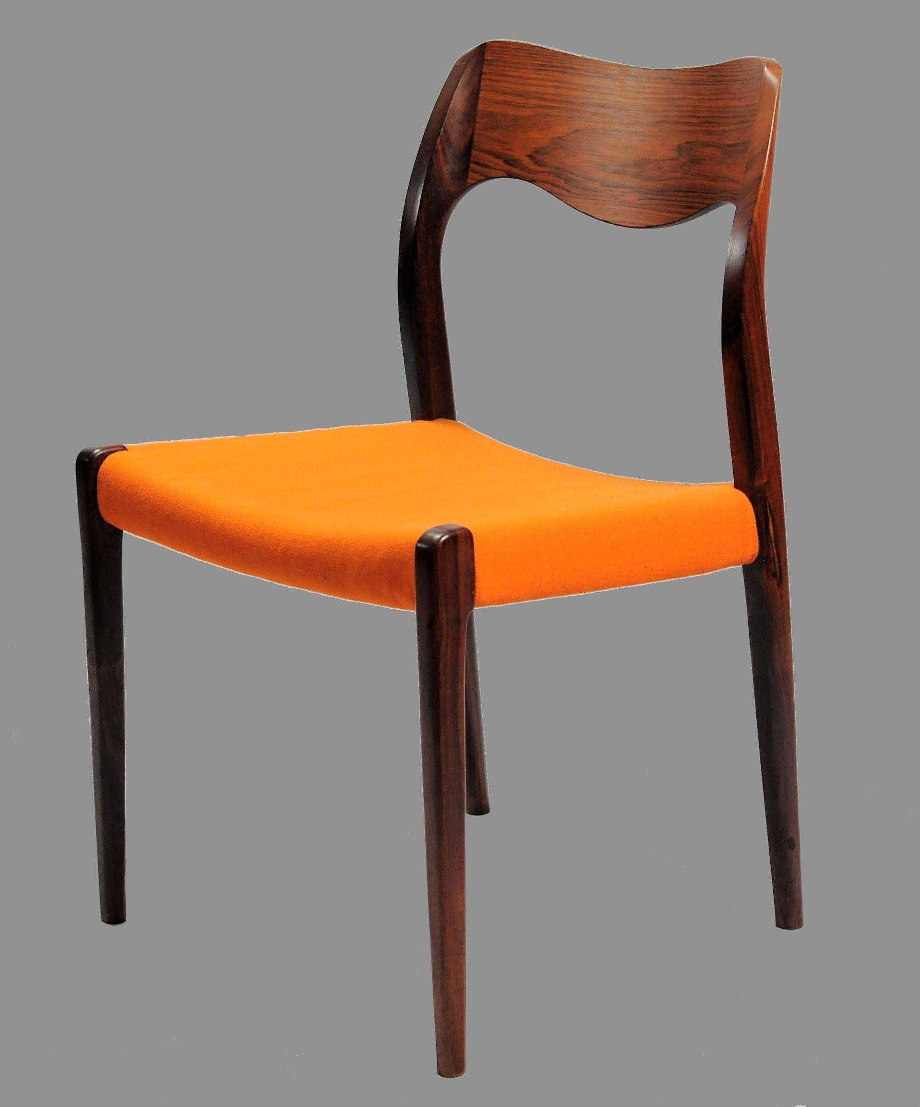 Set of 8 model 71 rosewood dining chairs designed by Niels Otto Møller in 1951.

The chairs feature a solid frame and backrest in rosewood designed with straight lined legs and an elegant organic shaped backrest with the soft lines and curves that