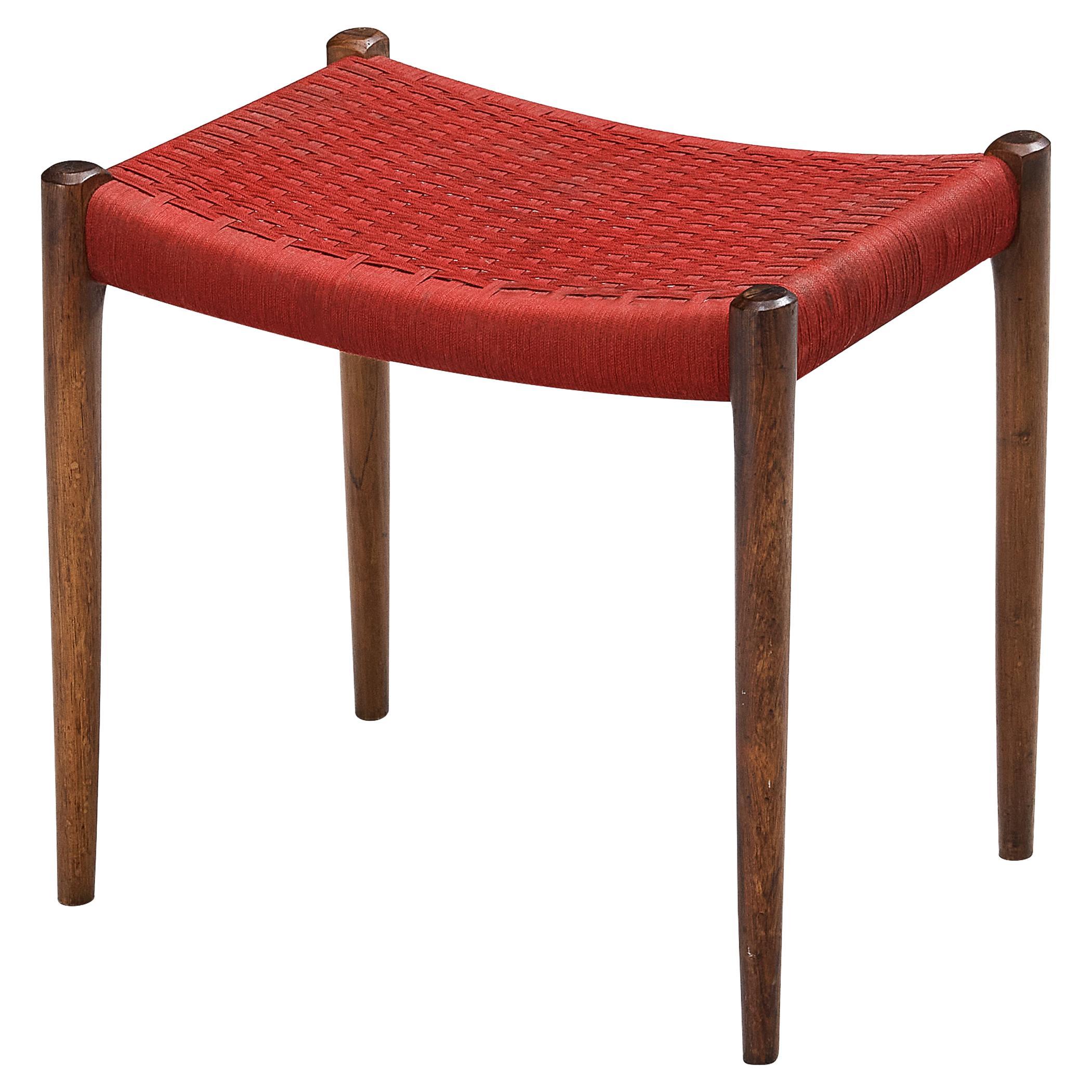 Niels Otto Møller pour J.L.A. Tabouret Møller en teck et tissu rouge  en vente