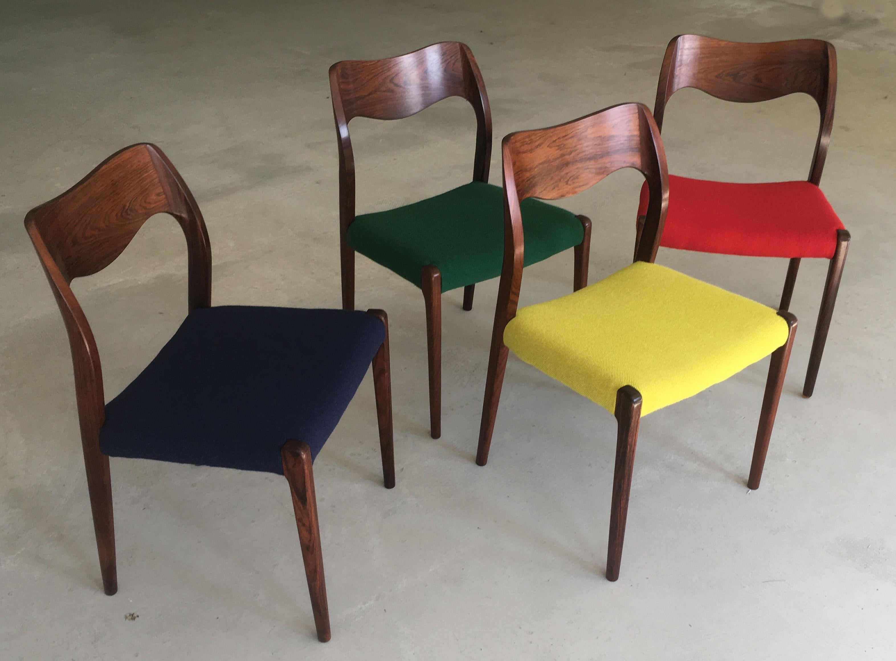 Satz von vier vollständig restaurierten Esszimmerstühlen des Modells 71 aus Palisanderholz, entworfen von Niels Otto Møller im Jahr 1951.

Die Stühle haben einen massiven Rahmen und eine Rückenlehne aus Palisanderholz mit geraden Beinen und einer