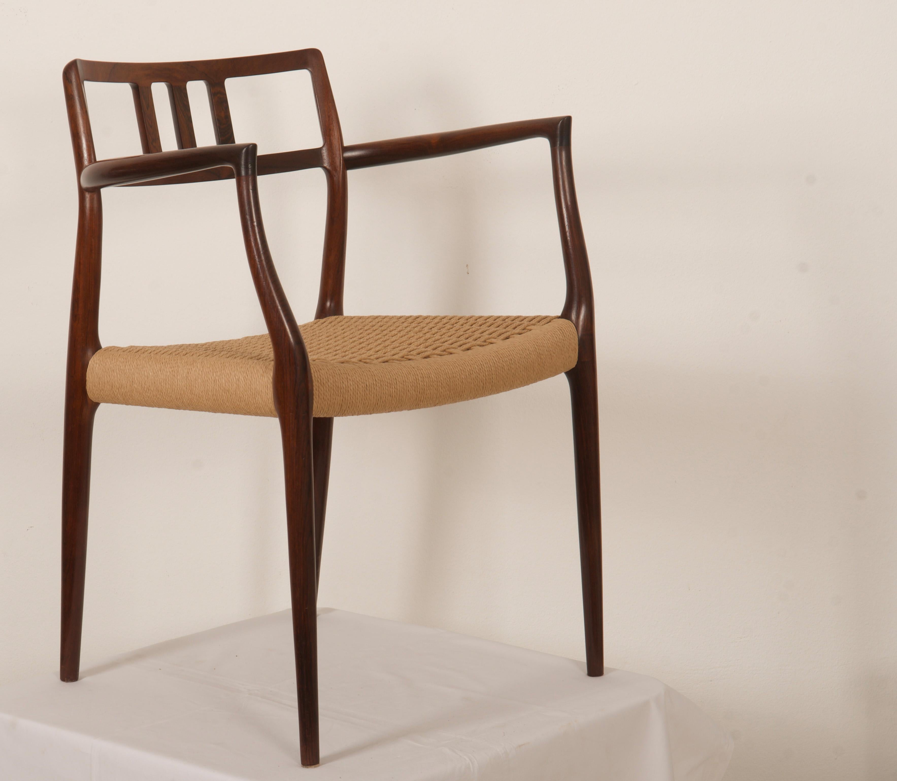 Massiver Hartholzrahmen, Sessel Modell 64, entworfen 1966 von Niels Moller für seine eigene Werkstatt: J.L. Moller Mobelfabrik in Dänemark. Die Sitze wurden neu aus dänischem Papierkord gewebt.
Gebraucht, aber immer noch in einem perfekten