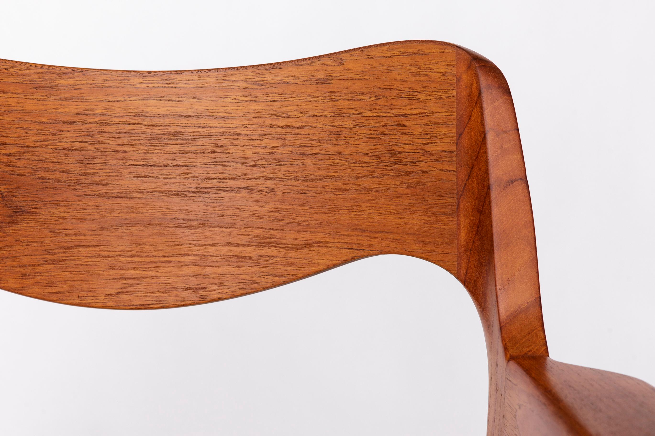Fauteuil Niels Otto Møller - Modèle 55, teck avec assise en corde danoise
Conçu pour la première fois en 1951. Cette pièce a probablement été produite dans les années 1960.
Une seule chaise disponible pour le moment - mais nous nous approvisionnons