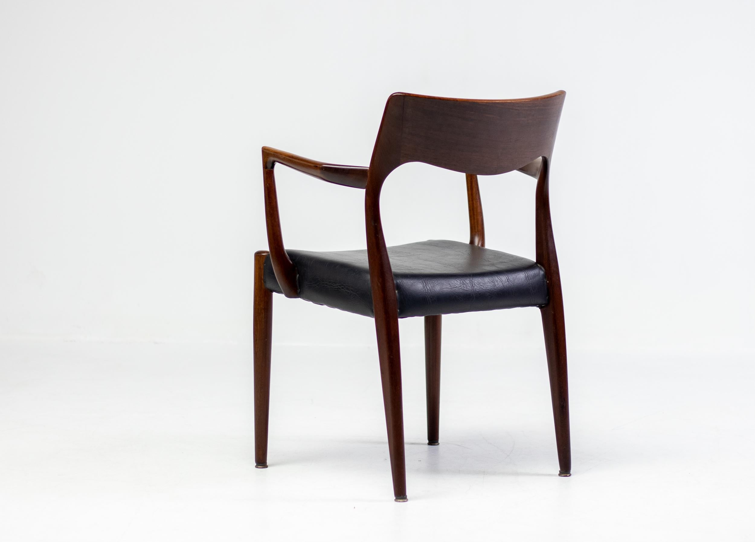 Magnifique fauteuil précoce modèle 57, conçu par Niels Otto Møller pour I.L. Møllers Møbelfabrik au Danemark.  
Structure et dossier en teck, siège encore garni de Naugahyde d'origine en bel état vintage.
Chaise très élégante qui se marierait à