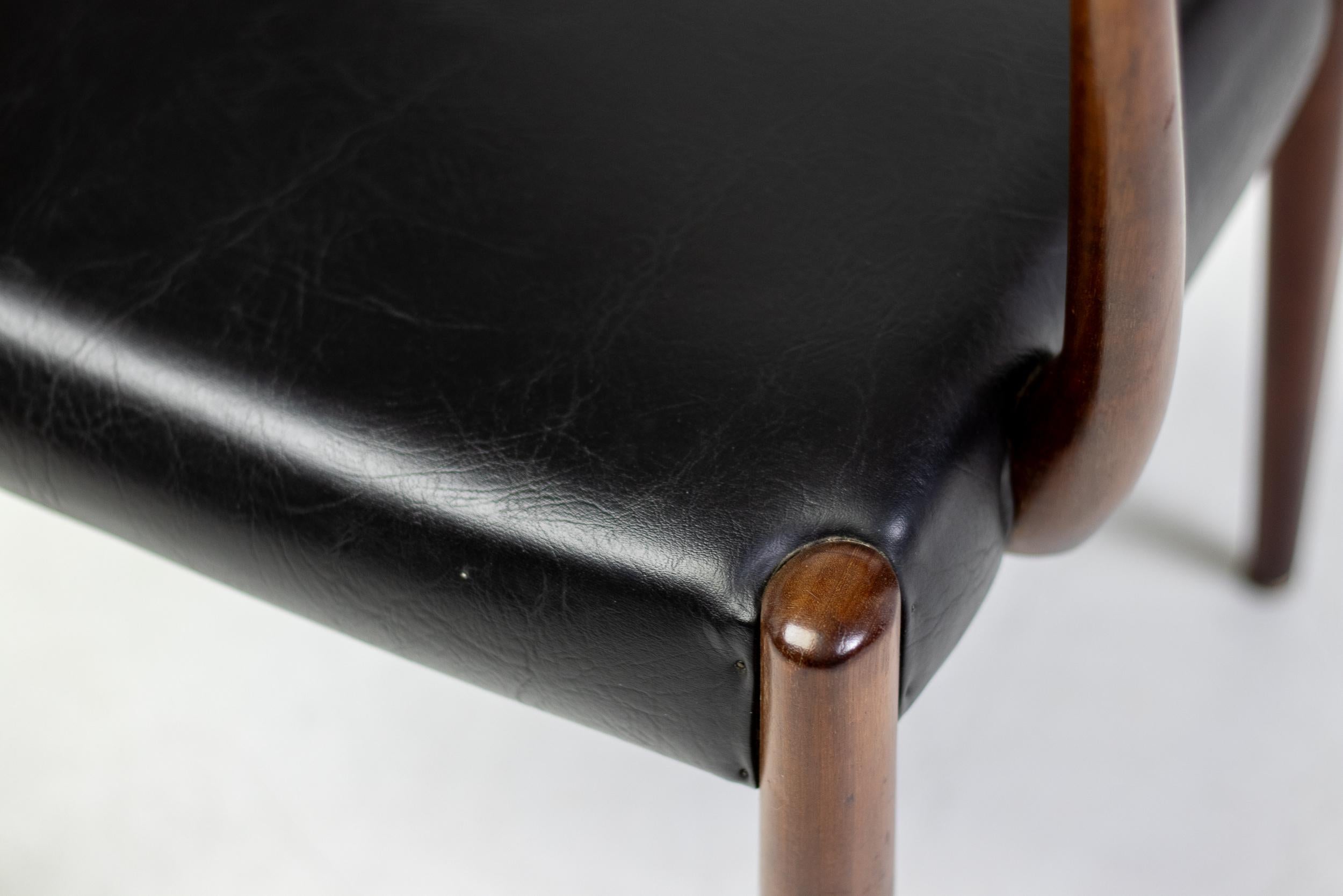 Naugahyde Chaise Carver modèle 57 de Niels Otto Møller en vente
