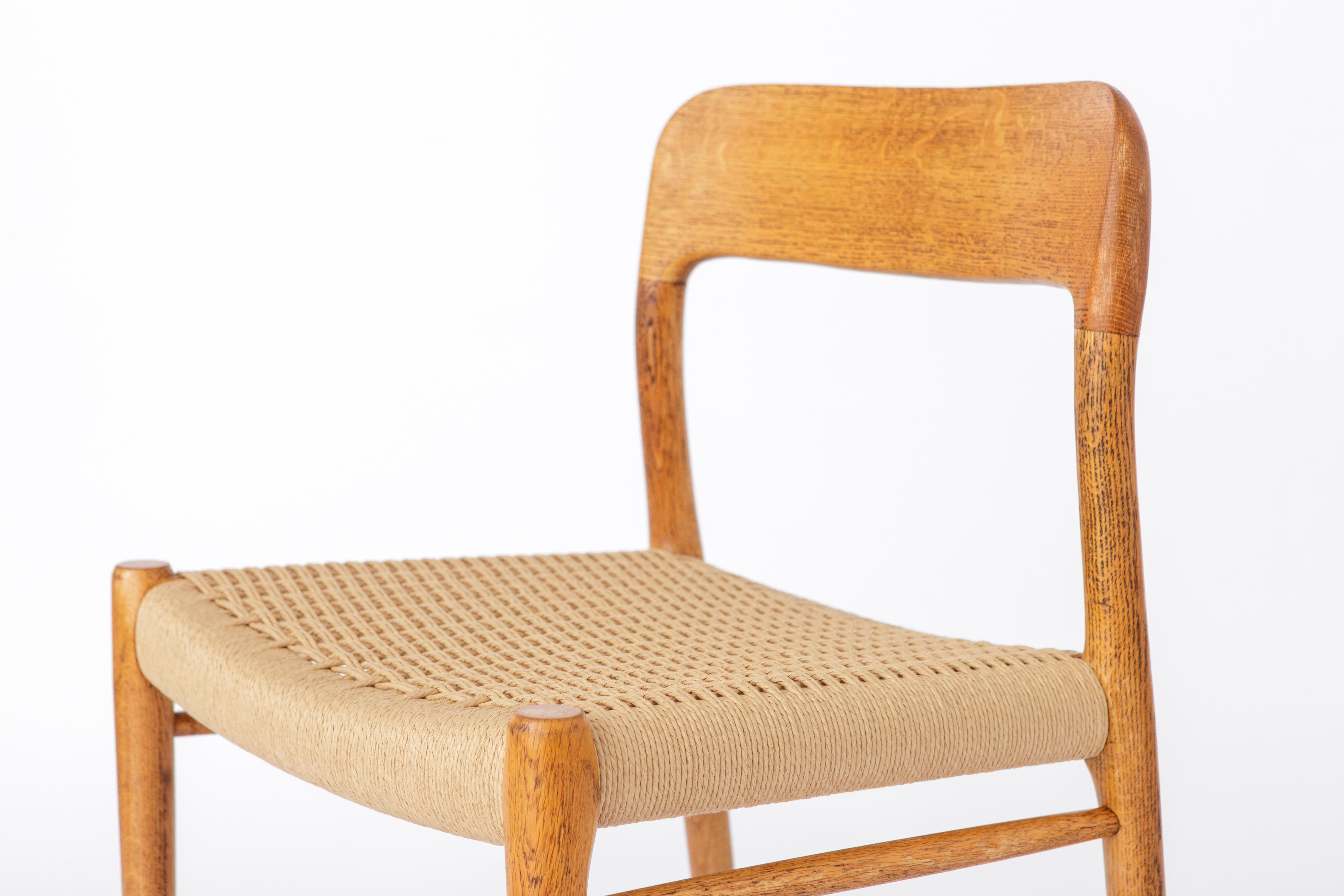 Mid-Century Modern Chaise de salle à manger en Oak No 75 de Niels Otto Møller, années 1950 Modernité danoise du milieu du siècle  V en vente