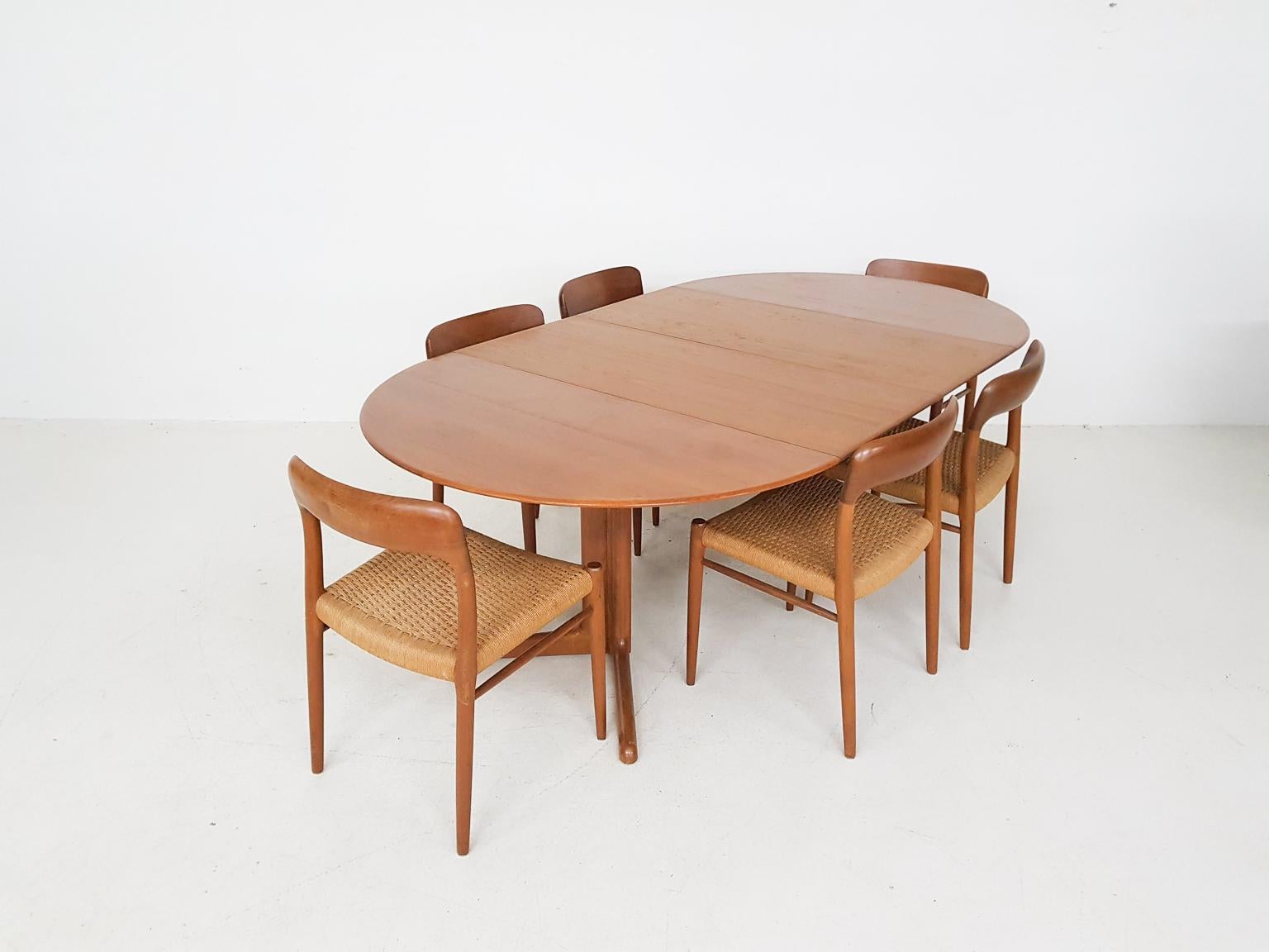 A set of 6 dining chairs and an extendable dining table designed by Niels Otto Møller. This specific model is number 75 and was made in Denmark in the 1950s. An excellent piece of Classic Danish modern furniture design.

The chairs feature a paper