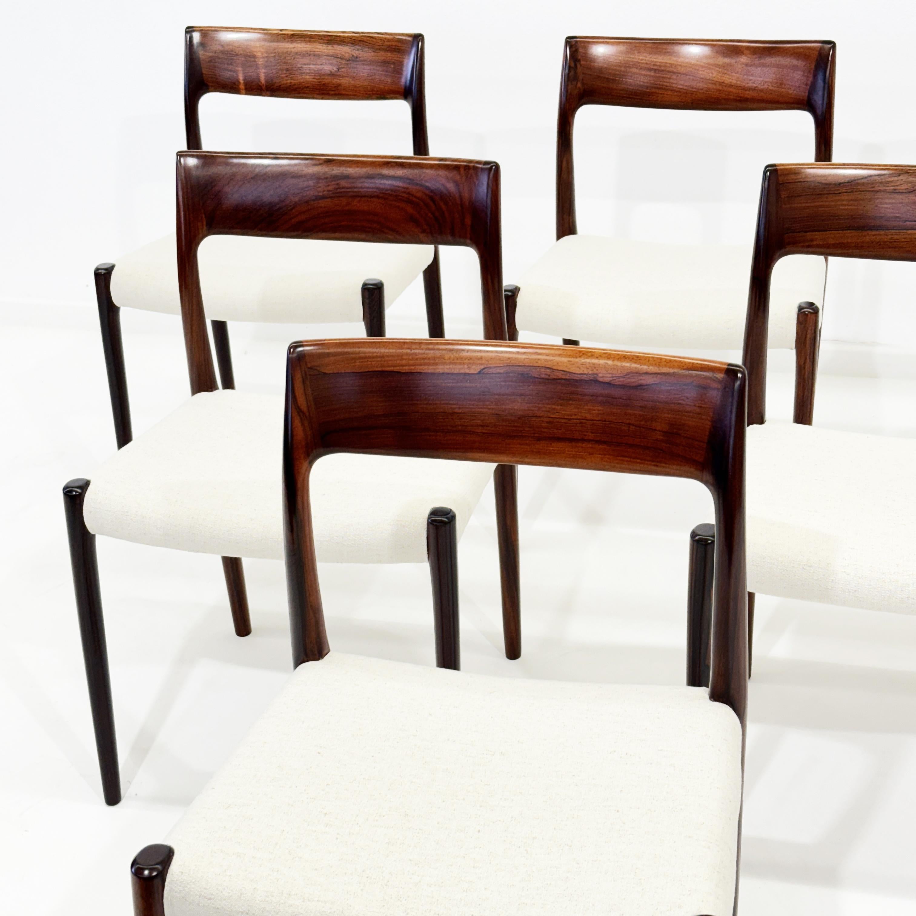 6 Niels Otto Møller model 77 in rosewood.
Produced by J.L. Moller Mobelfabrik, Denmark 1960s
The chairs are stamped by the producer.


The wood of the chairs has been professionally restored to its original characteristics and specifications. 
New