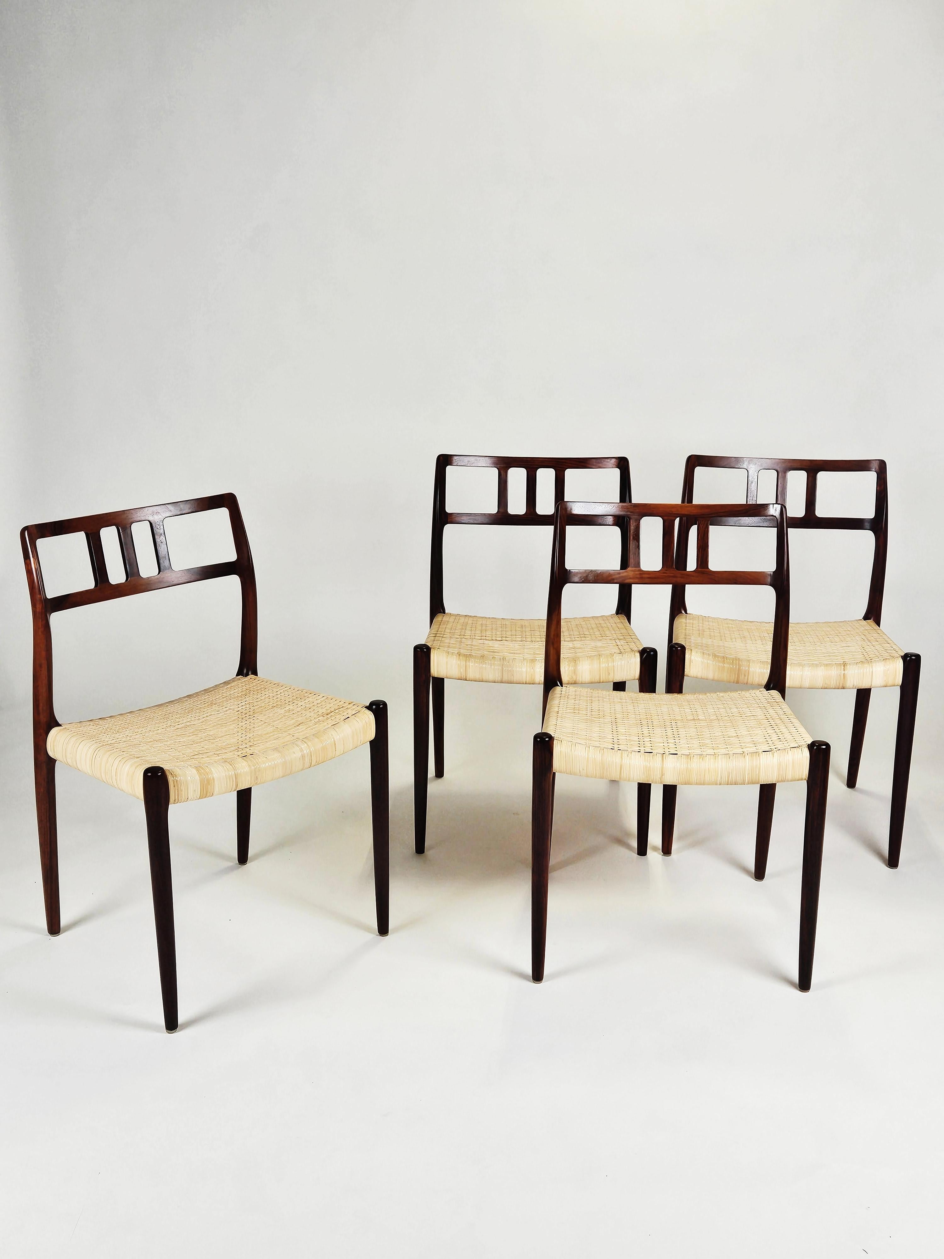 Großer Satz von 14 Esszimmerstühlen Modell 79, entworfen von Niels O. Møller. Produziert von der J.L Møllers møbelfabrik in Dänemark in den 1960er Jahren.

Hergestellt aus Palisanderholz mit Sitzen aus geflochtenem Rohr. 

In sehr gutem