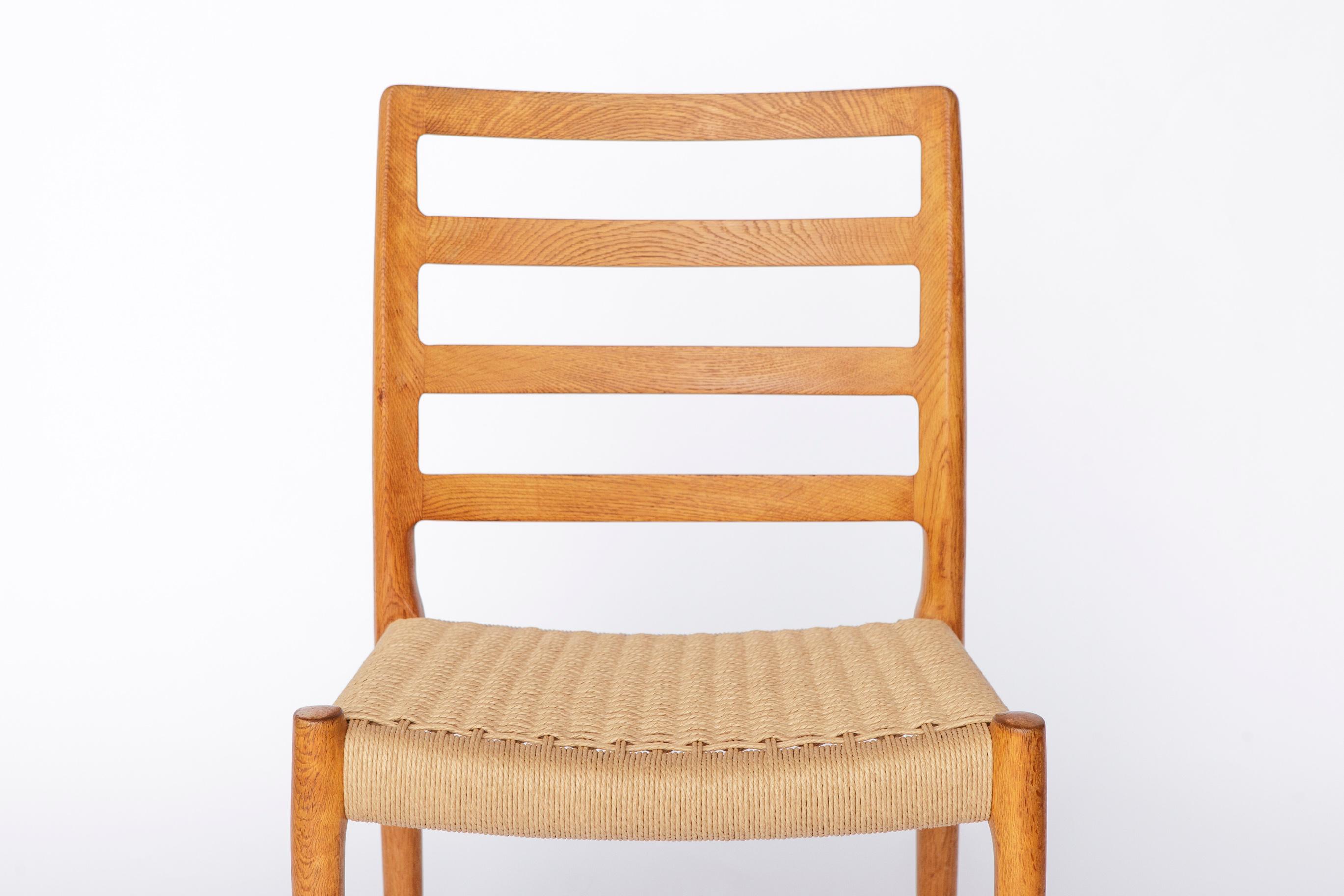 Chaises Niels Otto Møller modèle 85 en chêne, Danemark, années 1980 - Jusqu'à 6 disponibles
Chaises de salle à manger originales Niels Otto Møller, modèle 85, produites au Danemark dans les années 1980.
Le prix indiqué est pour une chaise - jusqu'à