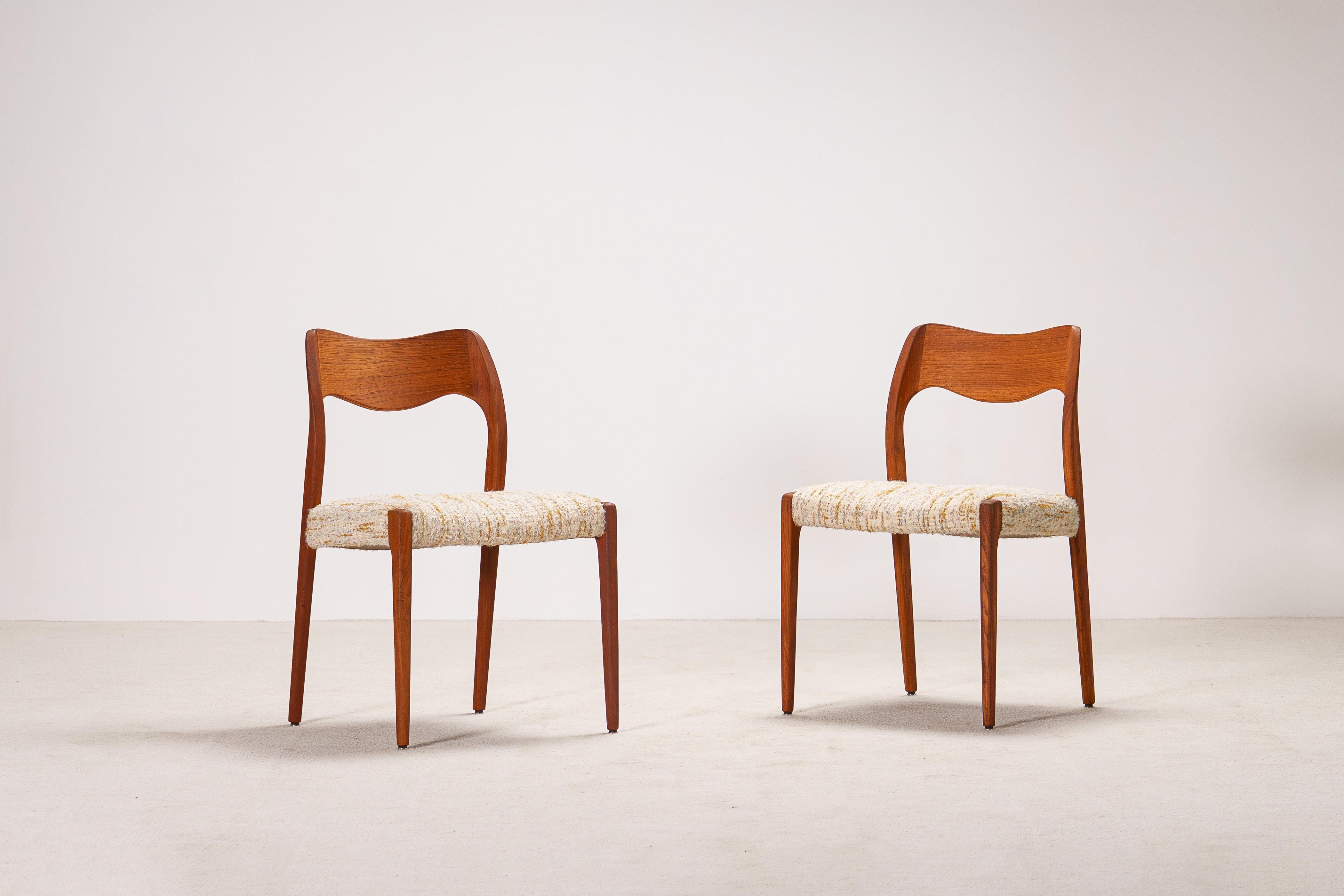 Elegant and timeless pair of Model 71 dining chairs designed by Niels Otto Møller and produced by J.L. Møllers Møbelfabrik, Denmark, circa 1950s.

Crafted in solid teak, the chairs feature Møller’s signature organic lines, gently sculpted backrests,