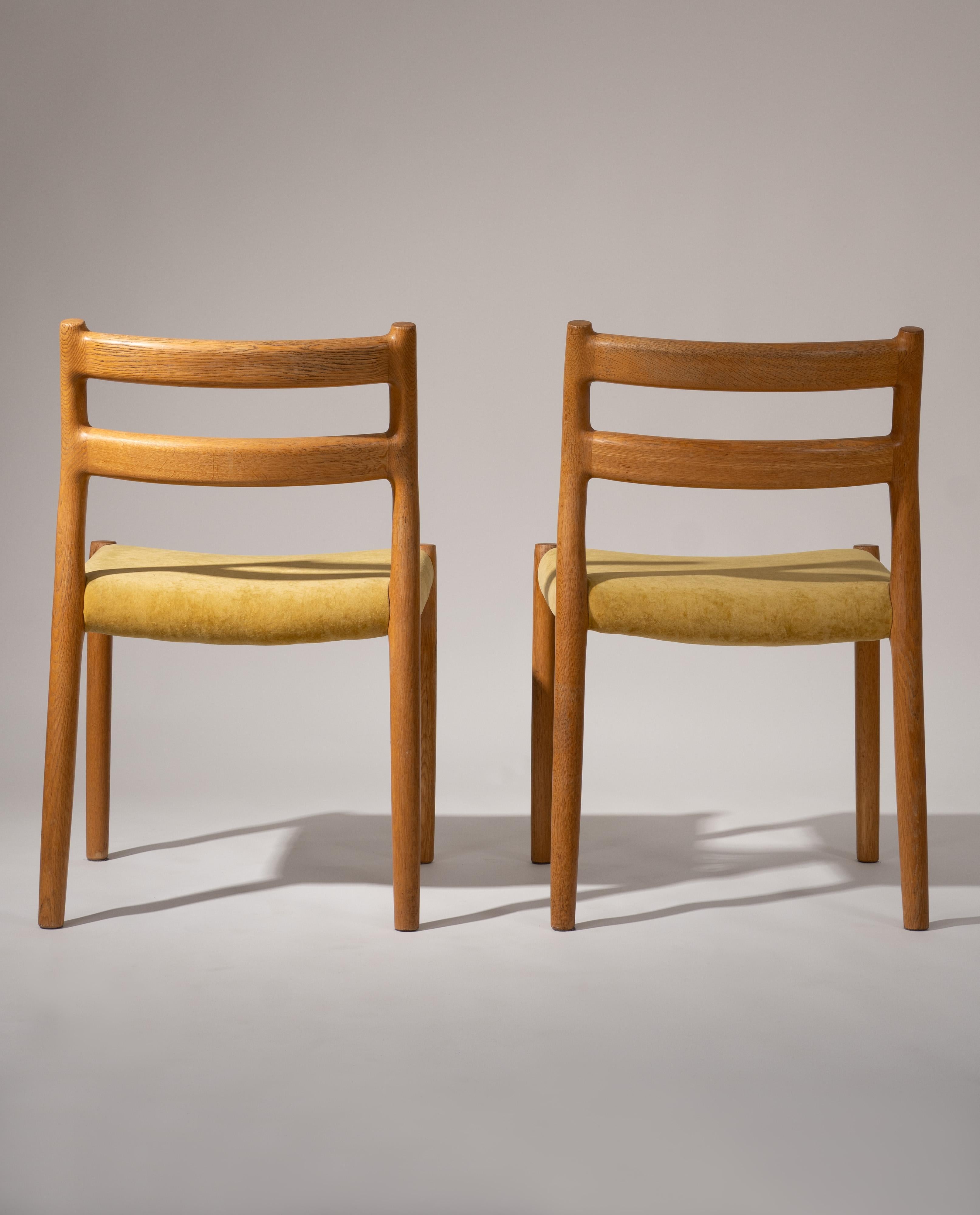 Satz dänischer Esszimmerstühle aus der Mitte des Jahrhunderts, Modell 84, entworfen von dem berühmten Niels O. Møller für J.L. Møller im Jahr 1976. Diese kultigen Stühle werden sorgfältig aus massivem Teakholz gefertigt und zeigen die zeitlose