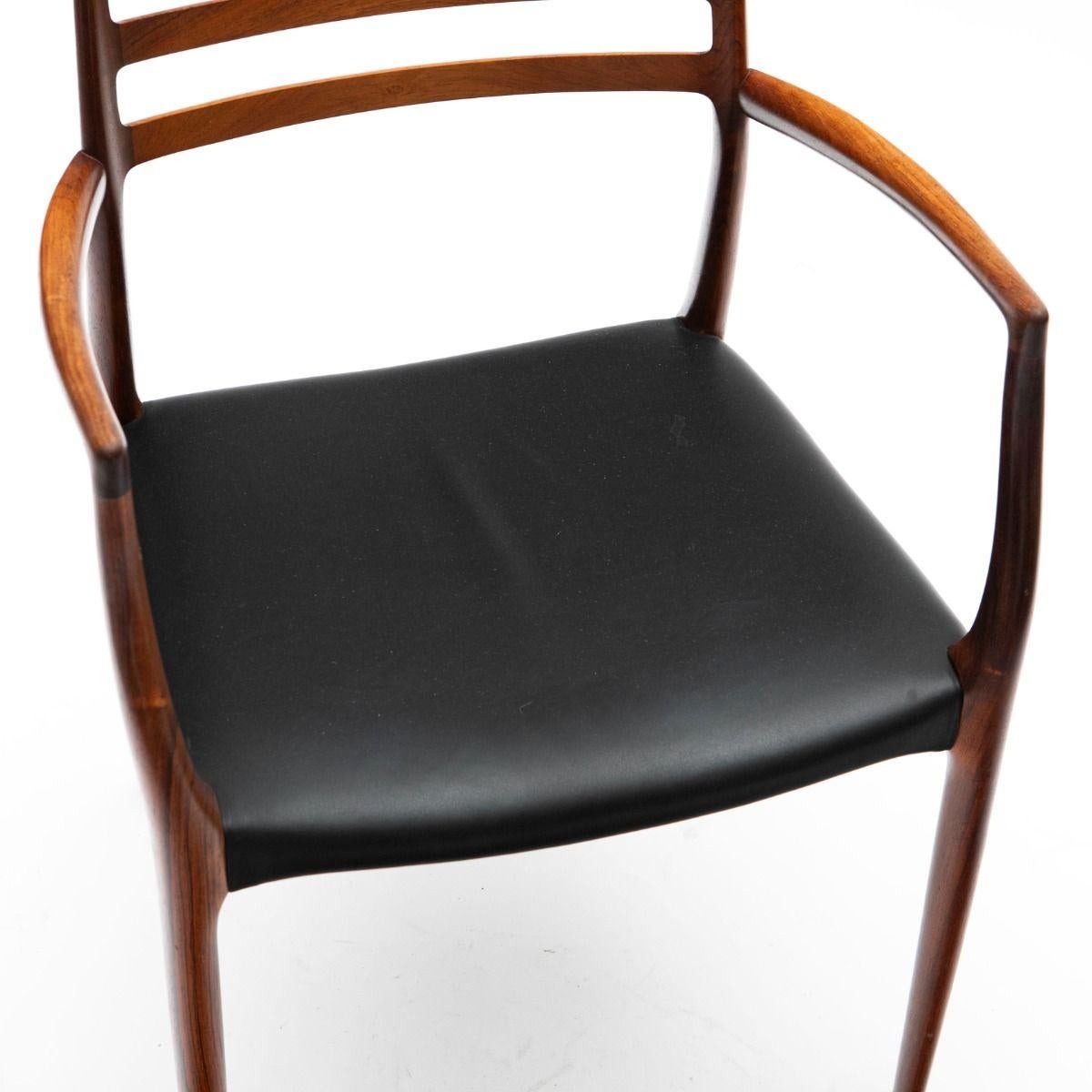 Niels Otto Møller - Paire de fauteuils en palissandre et cuir noir Modèle 62 en vente 3
