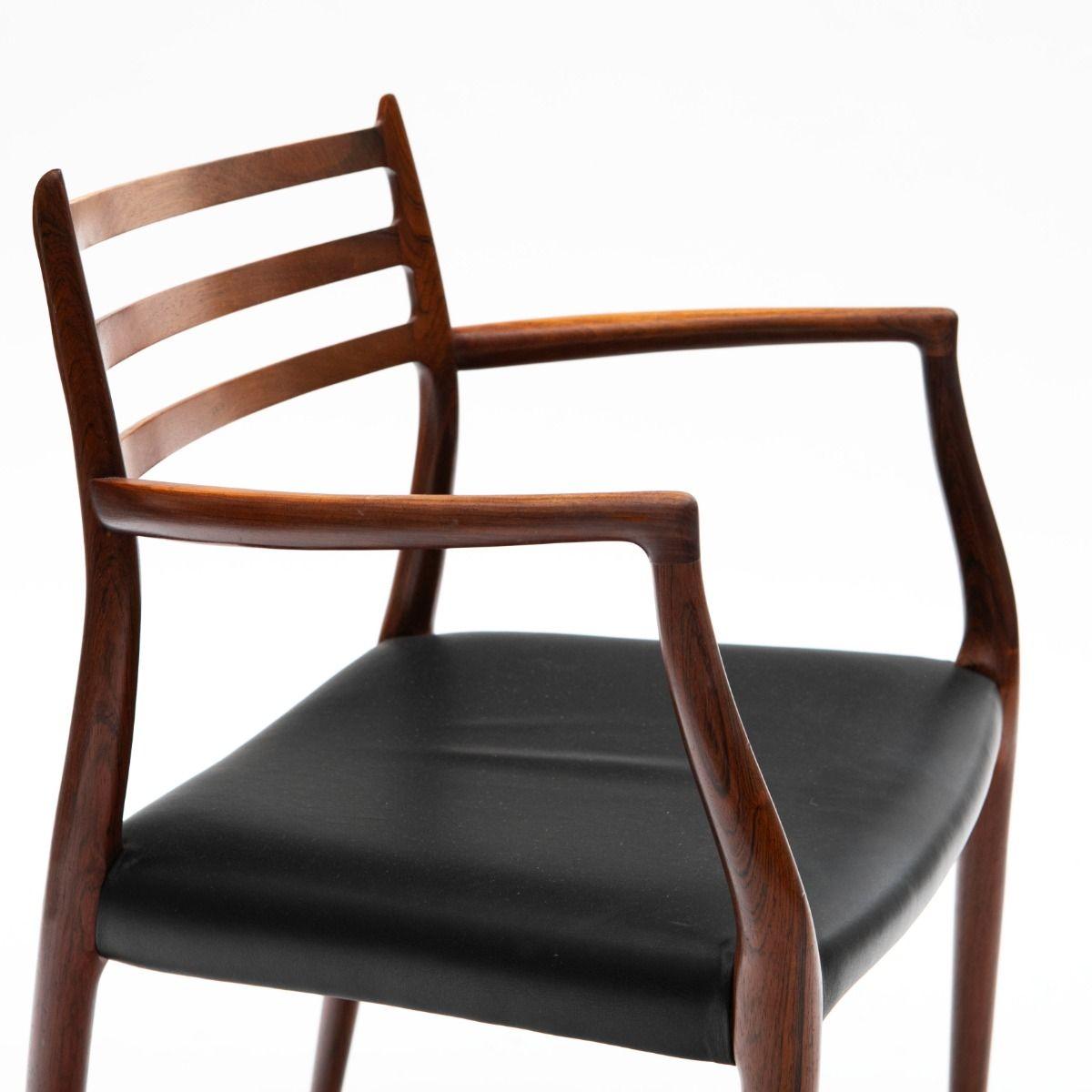 Niels Otto Møller - Paire de fauteuils en palissandre et cuir noir Modèle 62 en vente 5