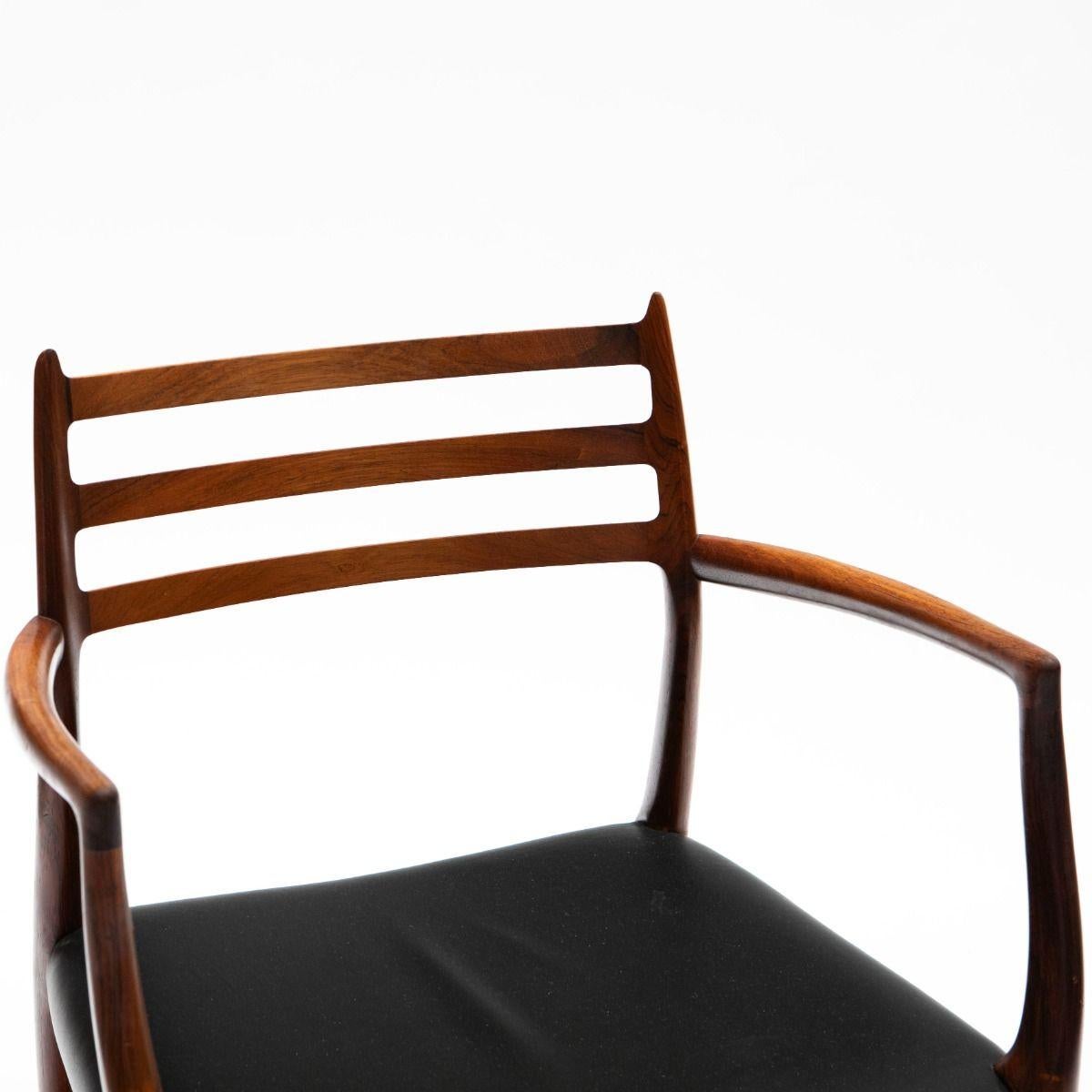 Niels Otto Møller - Paire de fauteuils en palissandre et cuir noir Modèle 62 en vente 6