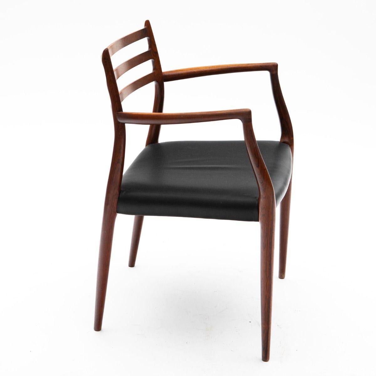 Niels Otto Møller - Paire de fauteuils en palissandre et cuir noir Modèle 62 en vente 7