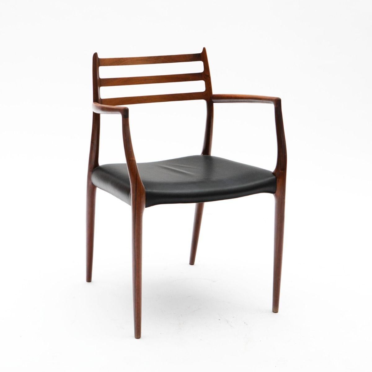 Niels Otto Møller - Paire de fauteuils en palissandre et cuir noir Modèle 62 en vente 8