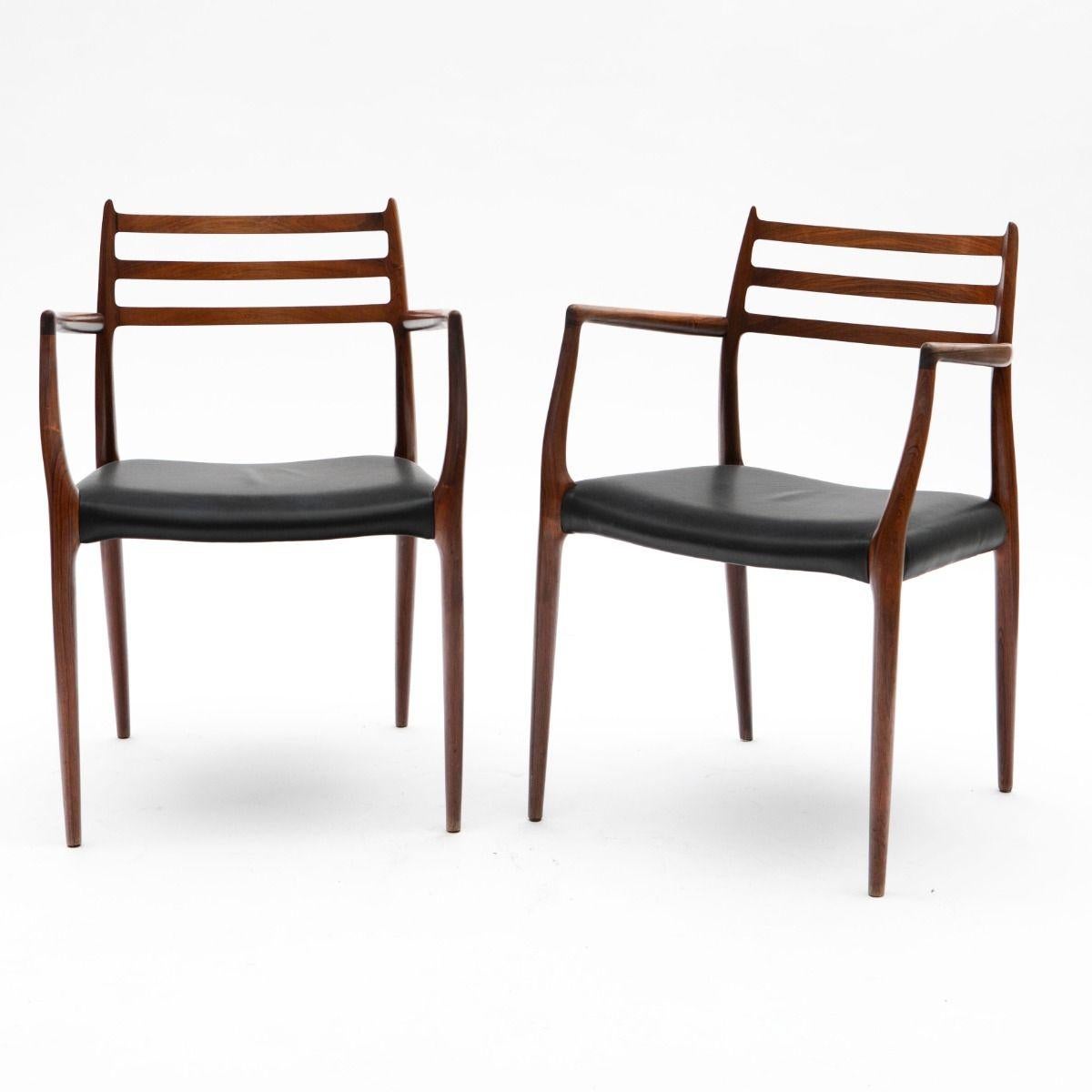 Paire de fauteuils (modèle 62) en bois de rose, conçus par Niels Otto Møller en 1962 pour I.L.Møllers Møbelfabrik.
L'ensemble a été méticuleusement entretenu par un seul propriétaire et est en excellent état d'origine, présentant une belle patine