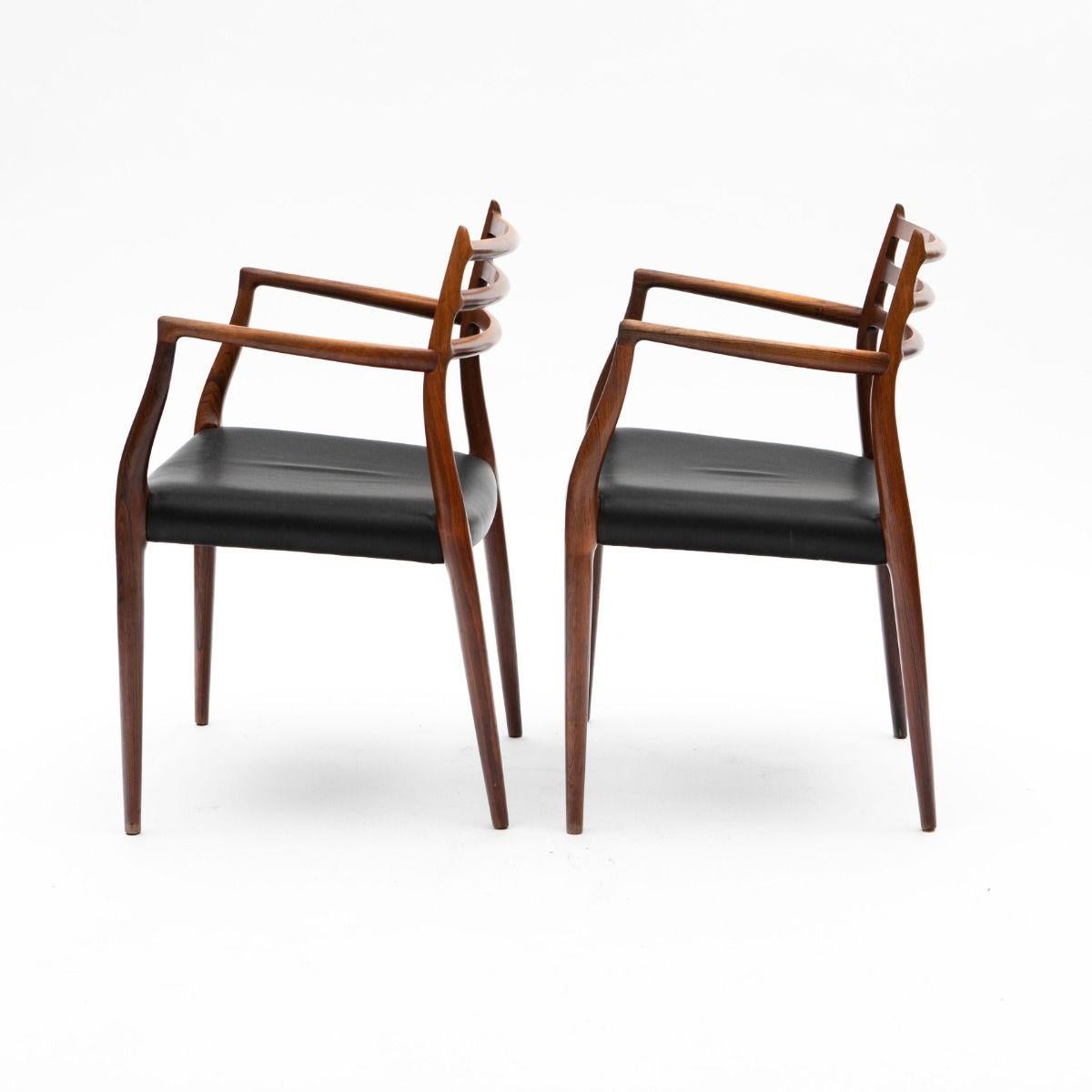 Moderne Niels Otto Møller - Paire de fauteuils en palissandre et cuir noir Modèle 62 en vente