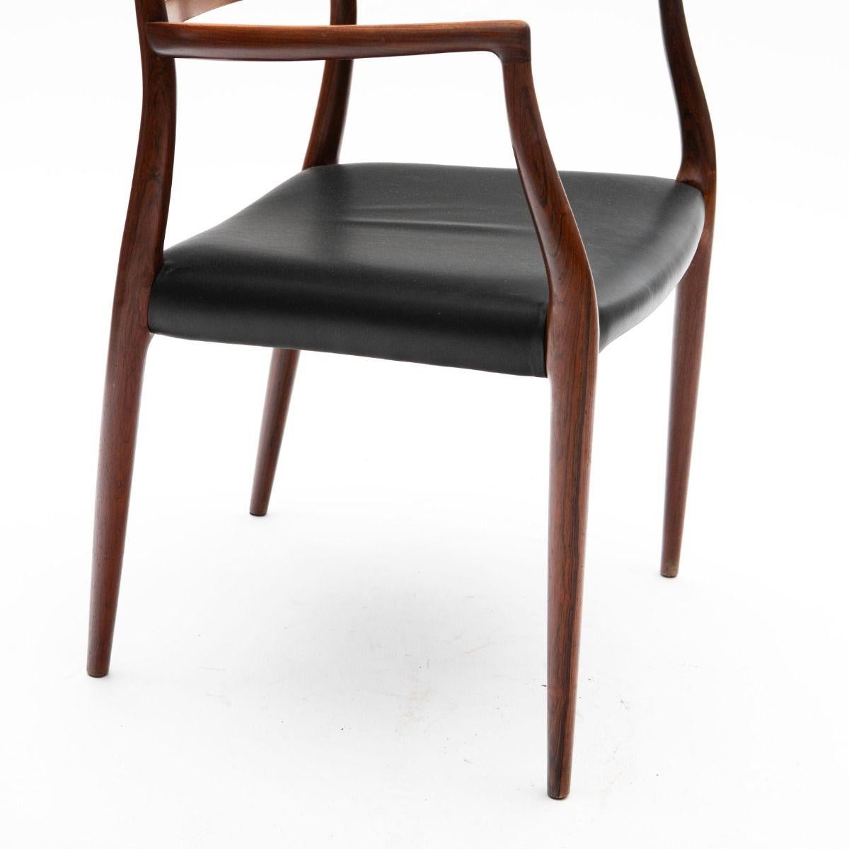 20ième siècle Niels Otto Møller - Paire de fauteuils en palissandre et cuir noir Modèle 62 en vente