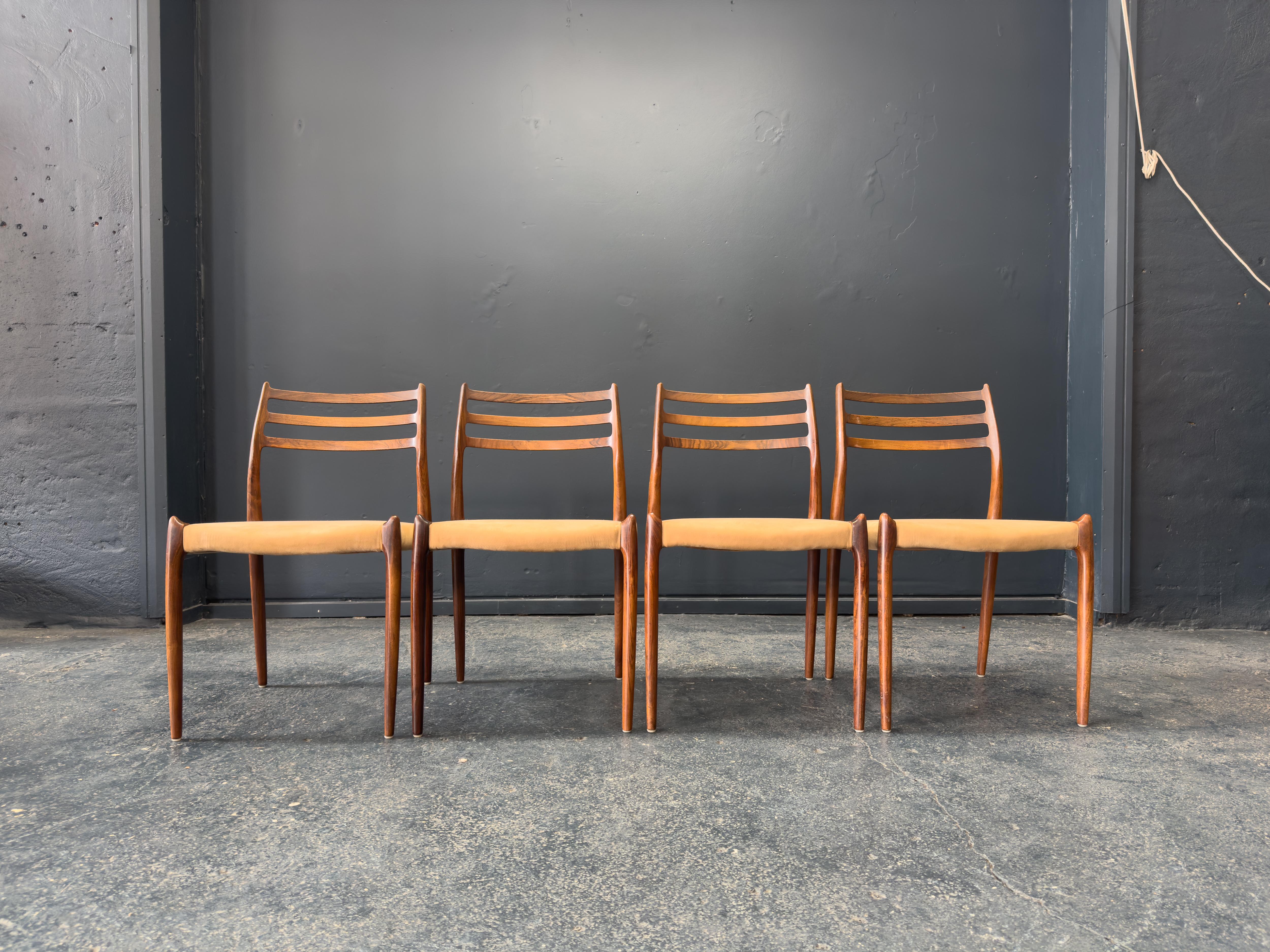 Dieses Set aus vier Stühlen des Modells 79 wurde 1960 von Niels Otto Møller entworfen und von J.L. produziert. Møllers Møbelfabrik in Dänemark, sind ein wahrer Beweis für die Eleganz und Raffinesse des dänischen Designs. Die warmen, satten Töne des