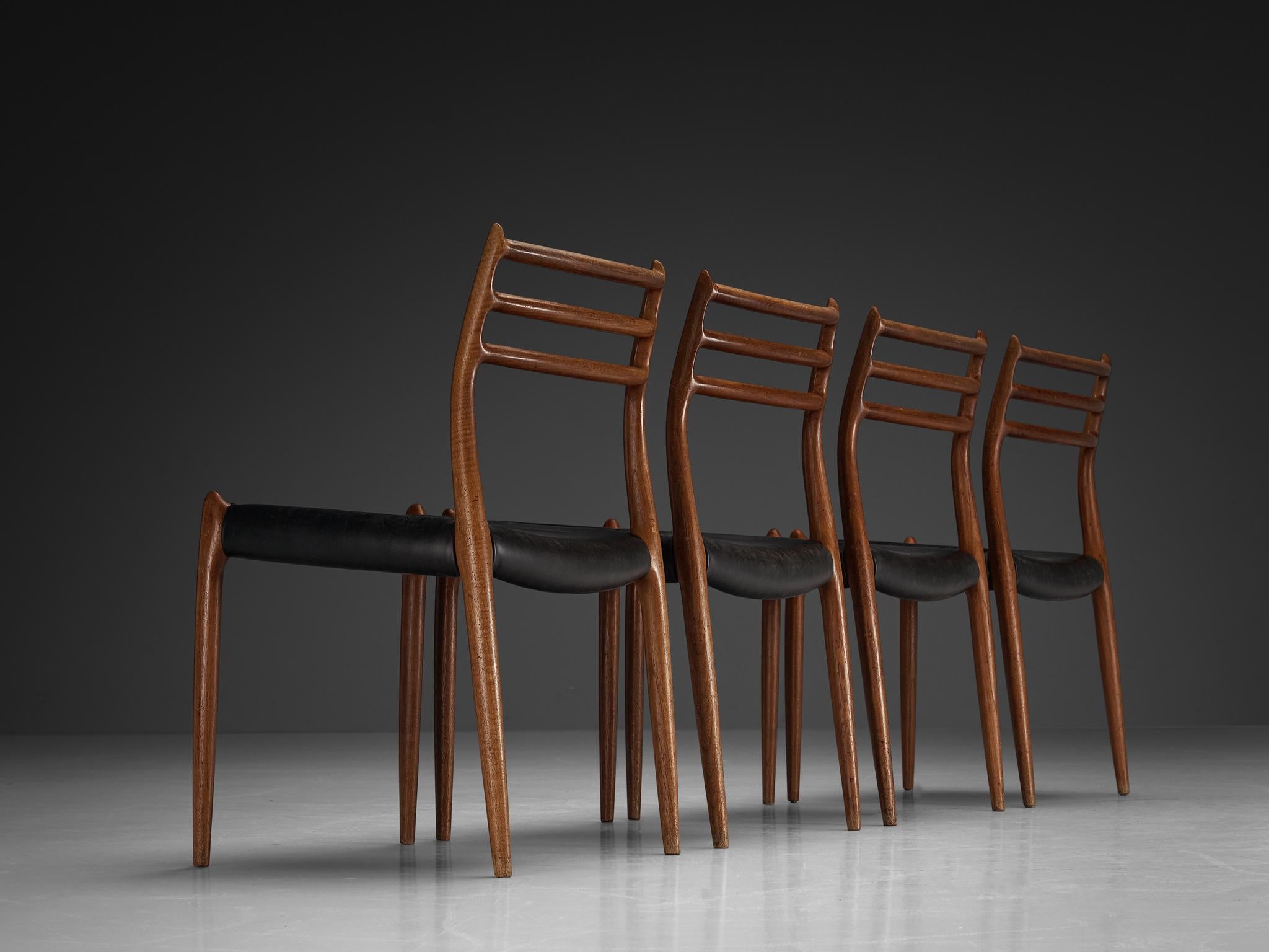 Danois Niels Otto Møller Ensemble de quatre chaises de salle à manger en teck et cuir  en vente