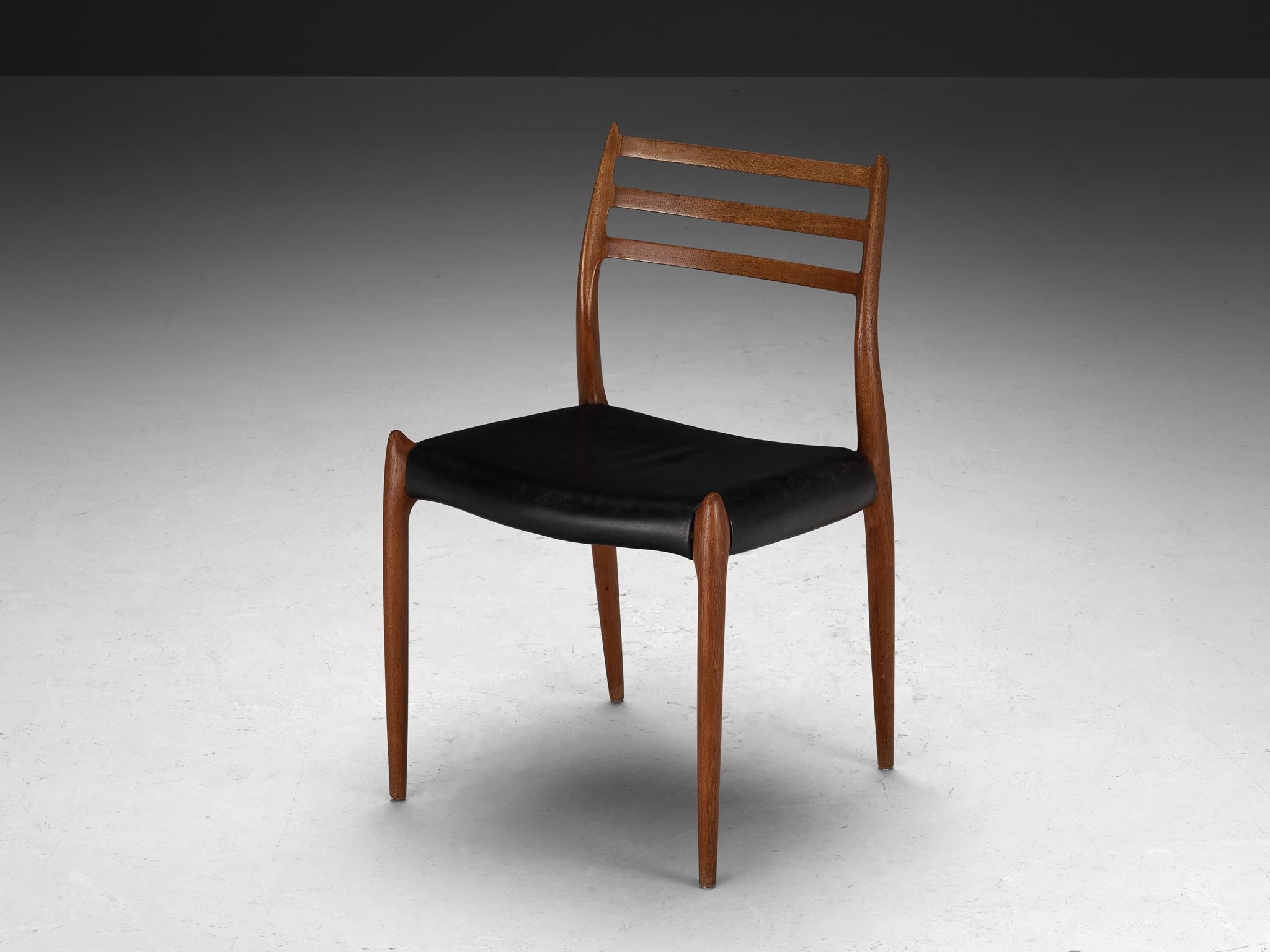 Niels Otto Møller Ensemble de quatre chaises de salle à manger en teck et cuir  en vente 1