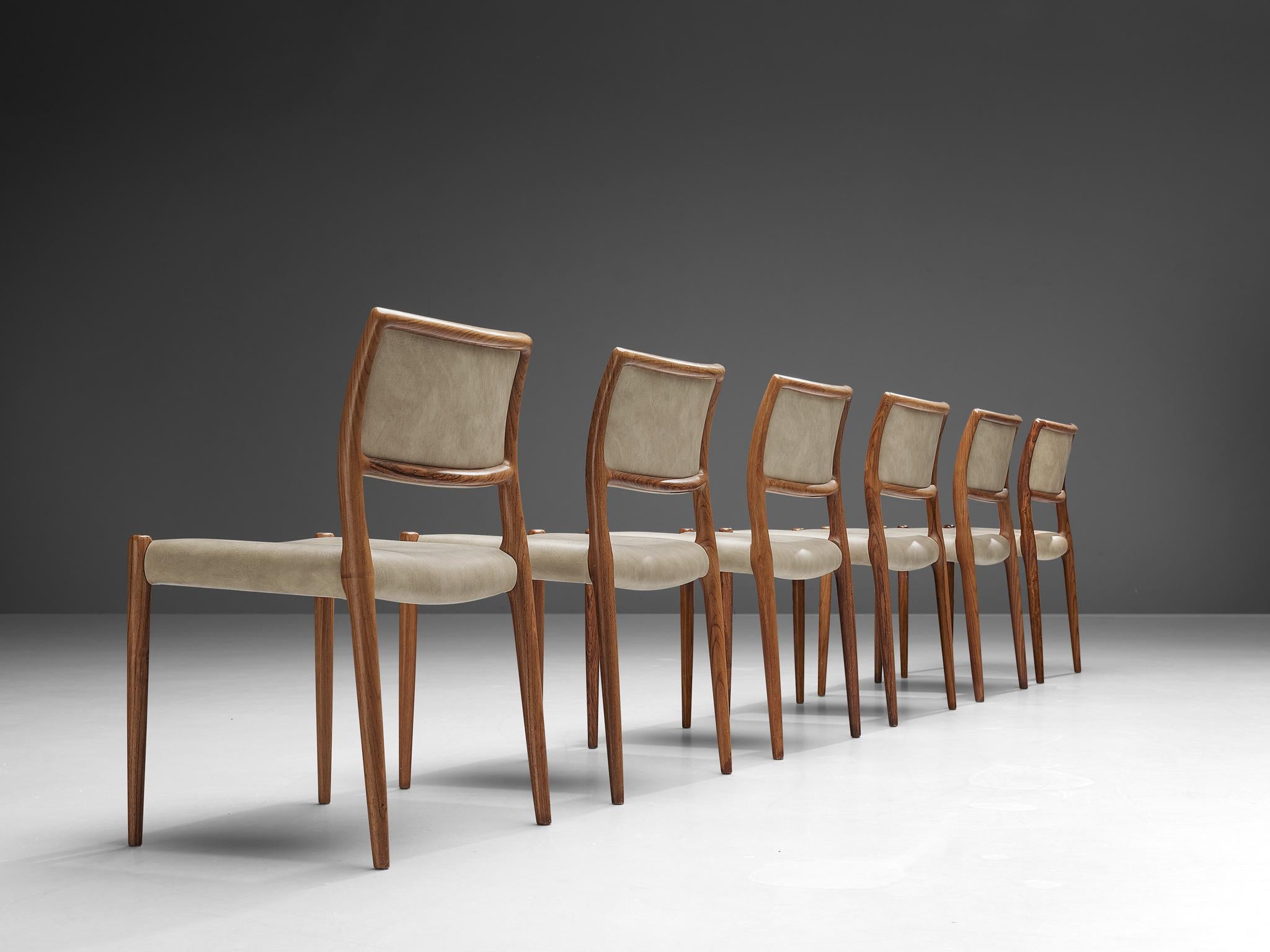 Niels Otto Møller for J.L. Mollers set of six dining chairs model 80, teak, leatherette, Denmark, 1960s

The model '80' by Niels Otto Møller in this case is upholstered in off-white leatherette that contrasts with the teak frame. The frame goes