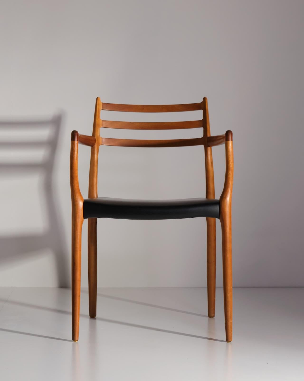 Pour I.L.A. Møller
c.1960s
Bois de cerisier et cuir
H81 x W55 x D46 cm
Hauteur du siège 48cm